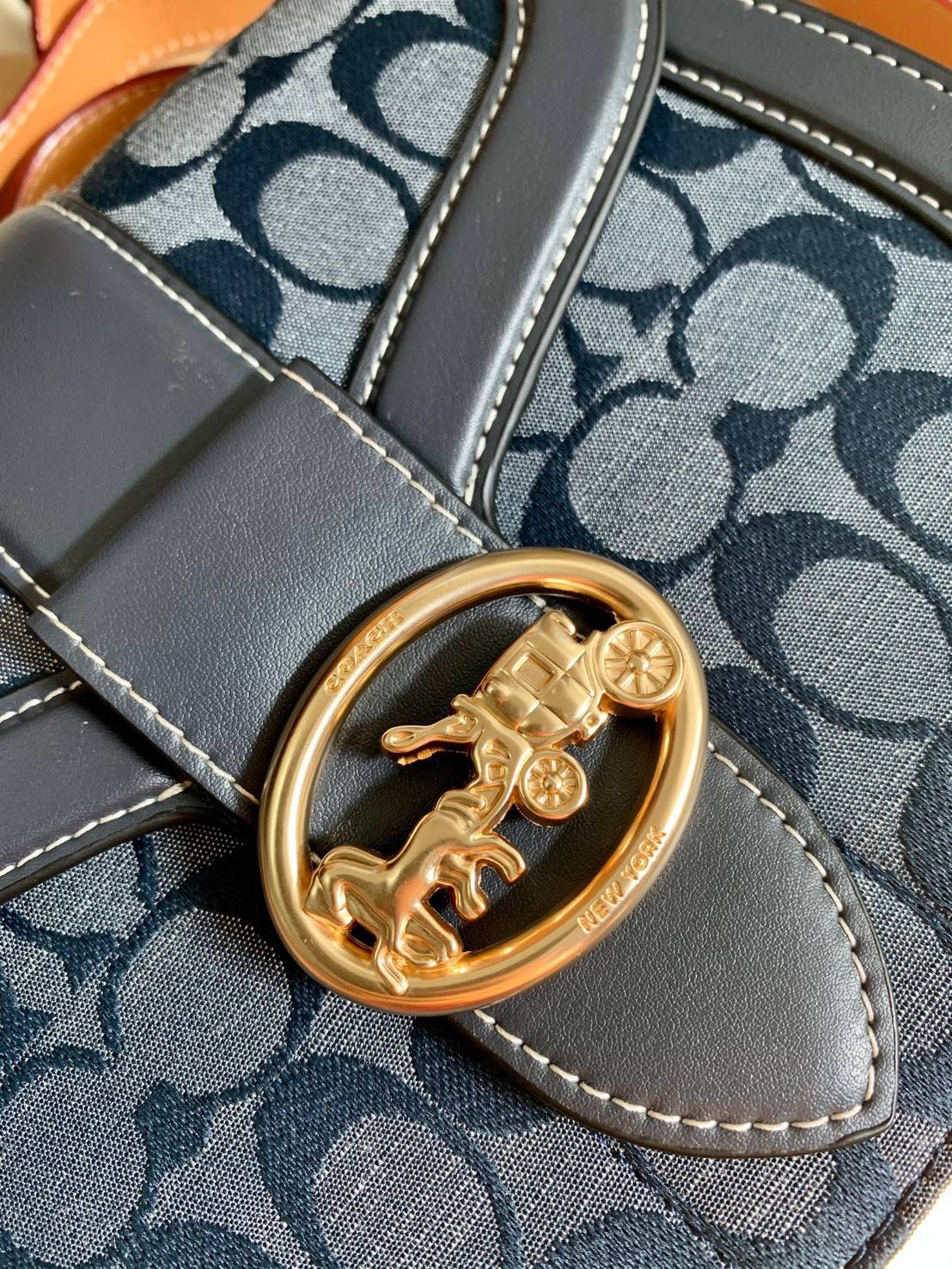 รุ่นแนะนำ ห้ามพลาด สวยมากๆค่ะ! COACH GEOEGIE SADDLE BAG IN SIGNATURE CHAMBRAY ((C4066)) พร้อมส่งที่ไทยค่ะ! กระเป๋าสะพายแบบครอสบอดี้ร์ วัสดุเดนิมทอลายแบรนด์+หนังแท้ เดินด้ายสีคัดกับคัวกระเป๋าได้ สวยงามมากๆค่ะ ด้านหน้ามีอะไหล่โลโก้แบรนด์เด่น เปิดปิดกระเป๋าแ