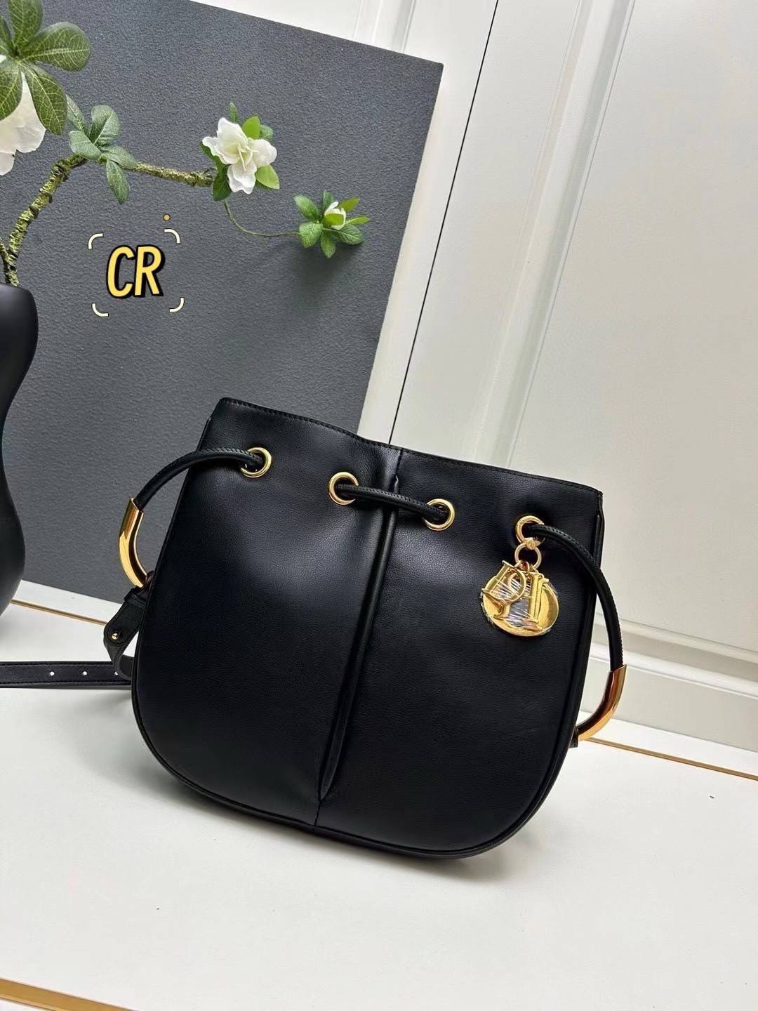 Dior Nolita Bag กระเป๋าสะพายทรงโท้ทรุ่นใหม่ สวยหรูเป็นเอกลักษณ์ตามแบบฉบับแบรนด์ มาพร้อมสายสะพายยาว ขนาดกำลังน่าใช้ ภายในโล่งกว้างจุของได้เยอะ สวยทันสมัยเหนือกาลเวลาต้องยกให้ใบนี้เลยค่ะ