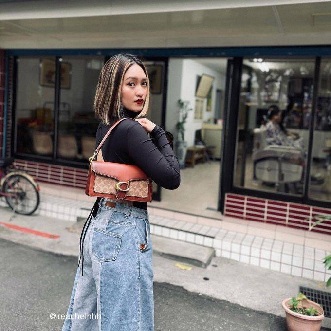 COACH TABBY SHOULDER BAG 26 IN SIGNATURE CANVAS WITH BEADCHAIN (6793,91215) กระเป๋าสะพายไหล่ ดีไซน์วินเทจย้อนยุค สวยคมชัด คลาสสิคใช้ได้ทุกลุค วัสดุหนังแท้สลับหนังแคนวาสเคลือบลาย เปิด-ปิดด้วยแม่เหล็กในตัว รับรองแน่นหนา ด้านหลังมีช่องแยก ภายในเป็นช่องโล่ง ข