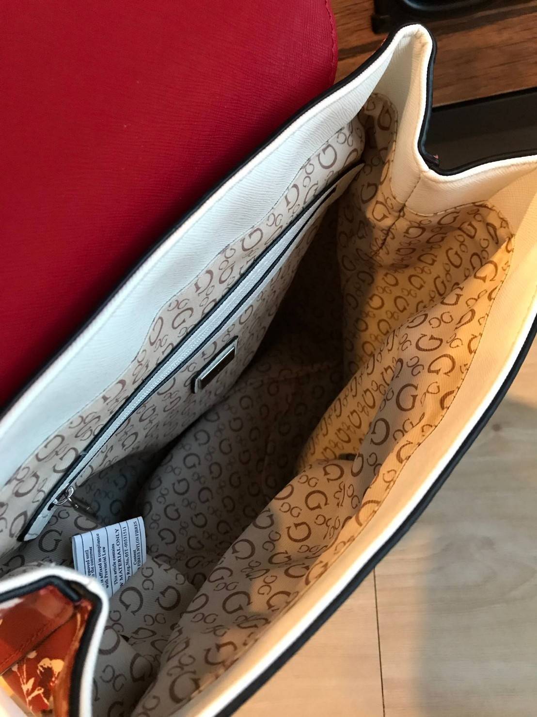 GUESS CASSIA LOGO BACKPACK รุ่นใหม่ชนช้อป!! กระเป๋าเป้สะพายขนาดกลาง ตั้งอยู่ทรงสวย เปิดปิดด้วยกระดุมแม่เหล็ก ขยายปากกระเป๋าได้ด้วยกระดุมทั้ง2ด้าน ภายในบุผ้ามีลายsignatureแบรนด์ มีช่องซิปแยกจากช่องใหญ่ ด้านหลังมีช่องซิปเพิ่มใช้งานได้จริง สายสะพายปรับความยา