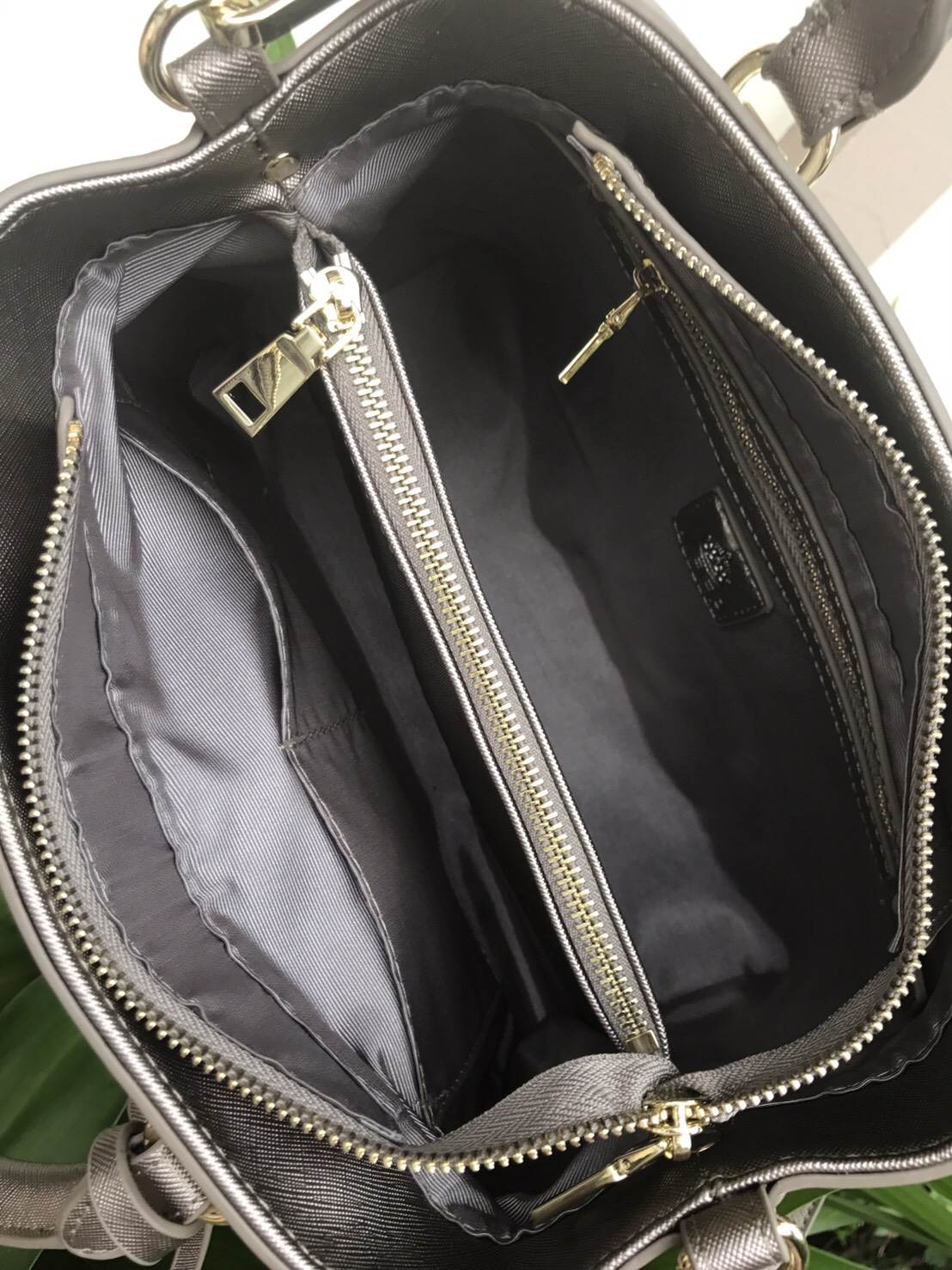 รุ่นขายดีที่สุด 👍 จากแบรนด์ KEEP รุ่น Elegance รอบนี้เข้ามา 2 size ให้เลือกเลยค่า **จุดเด่นที่ >หนังคุณภาพ ลายหนัง saffiano > ถือสะพายเข้าง่ายกับทุกชุด >ทรงสวยมากคะ ขนากกระเป๋ากำลังดีคะ ใส่ กปต ยาว มือถือได้ทุกรุ่น > มีช่องย่อยแบ่งเก็บ