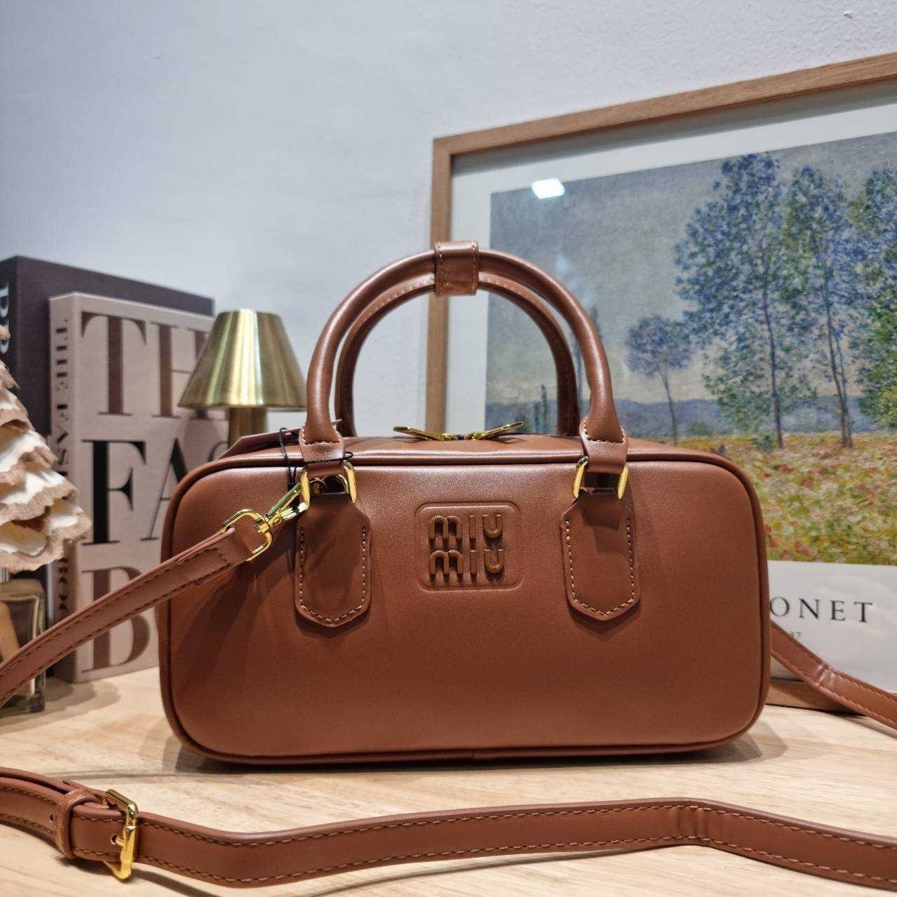 MIU MIU ARCADIE LEATHER BAG M, Geniş 27cm กระเป๋าถือ/สะพายสุดชิค น่ารักๆเก๋ๆ ดีไซน์เรียบแต่มากมีอยู่จริง สวยดูแพง