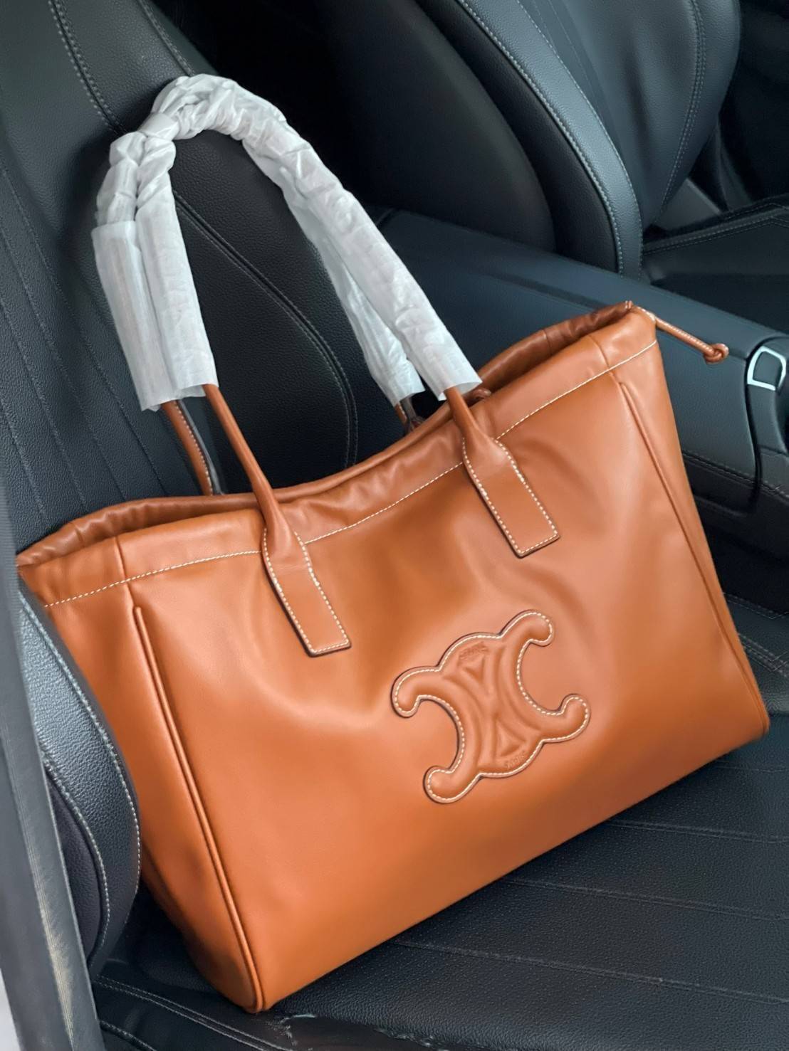 Celine cabas drawstring cuir triomphe in Smooth Calfskin / celine shopping bag เป็นกระเป๋าที่ดีไซน์คลาสสิก เรียบหรู ไม่ตกยุค โดดเด่นเพราะมีโลโก้อยู่ตรงกลาง ออกแบบมาให้ใส่ของใช้ในชีวิตประจำวัน ซึ่งคุณสามารถใช้เป็นกระเป๋าถือหรือสะพายไหล่ก็ล้วนเก๋และมีความคล