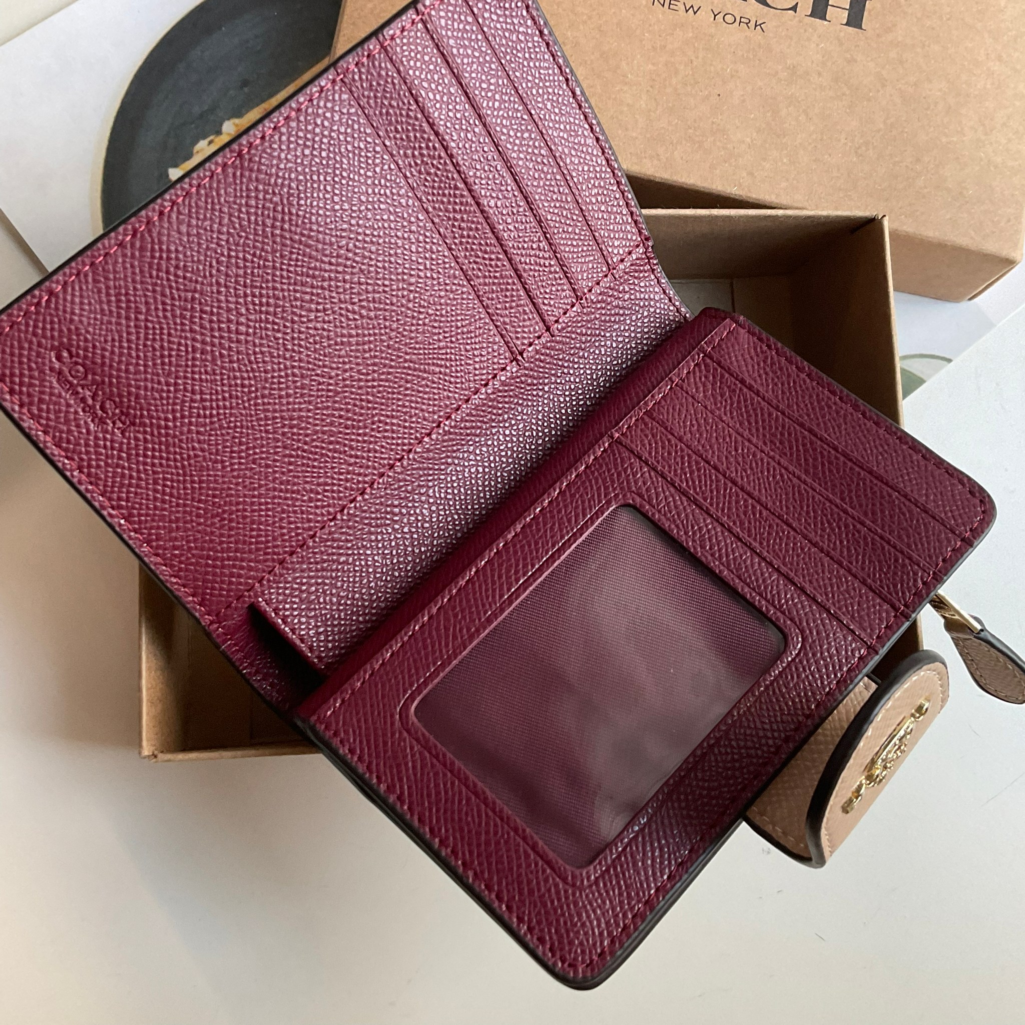 COACH SMALL WALLET IN SIGNATURE CANVAS กระเป๋าสตางค์ใบกลาง แบบพับสองตอน เปิดปิดด้วยกระดุมปั้มแบรนด์ ด้านในมีช่องใส่บัตรหลายช่อง พร้อมช่องใส่รูป และช่องใส่ธนบัตร ด้านหลังมีช่องซิปเหรียญอีกหนึ่งช่อง น้ำหนักเบา พกพาสะดวก อะไหล่ทองสุดหรู ห้ามพลาดค่ะ!