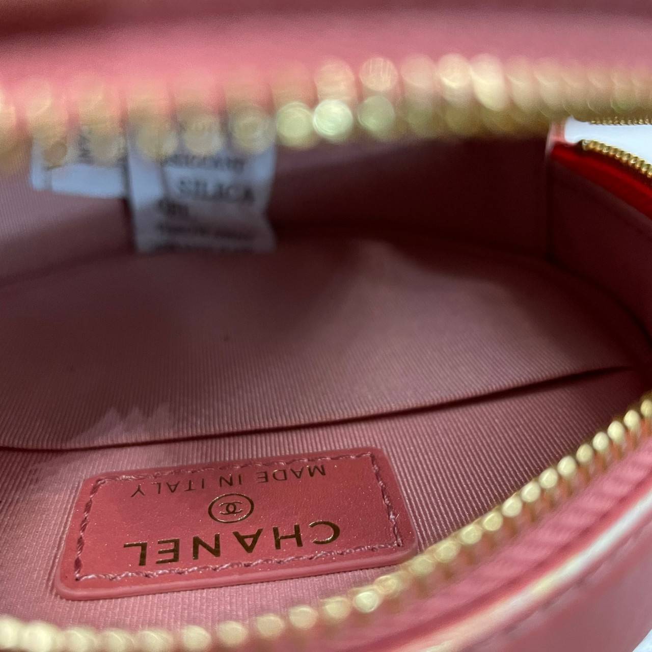 พรีเมี่ยมกิ๊ฟแท้ 100% 】CHANEL CLASSIC CLUTCH CHAIN BAG (GWP) รุ่นนี้มีความพิเศษไฮคลาสมากๆ หนังแท้ สายโซ่เงินทองสลับสี งานสวยเนี๊ยบมากๆ หนังมีความวาวเมทัลลิกทุกสี ให้สัมผัสดีน่ามอง หรูหราระดับเวิลคลาสมากค่ะ เป็นรุ่น World Class for Member Gift คุณภาพเกินรา