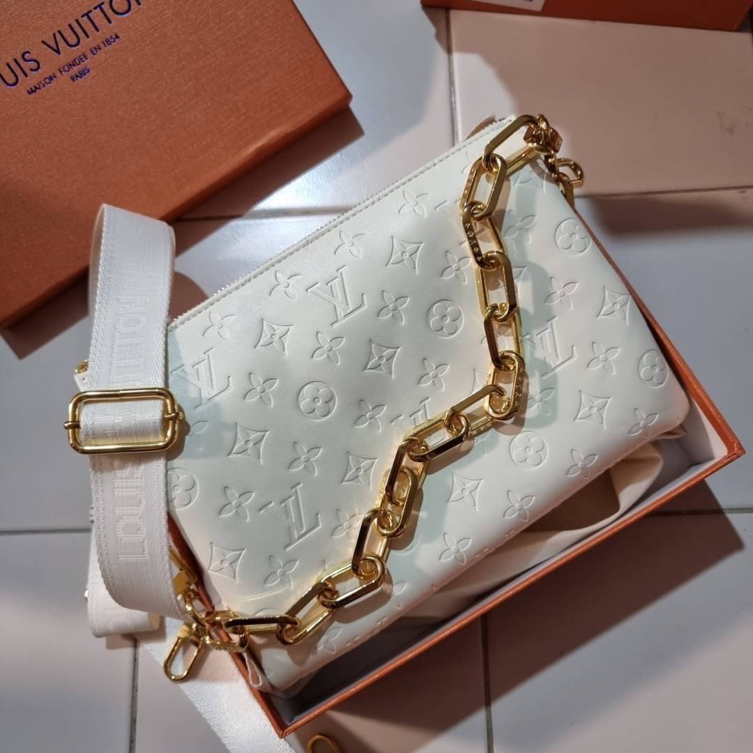 LV HANDLE POUCH MONOGRAM / LV Coussin กระเป๋าสะพายกึ่งคลัชท์ สุดล้ำ มาแรงมาก ด้วยความสวยปังตั้งแต่แรกเห็น วัสดุหนังแกะปั๊มลายสวยคม มาพร้อมสาย 2 เส้น เลิศๆ มีสายโซ่ที่มีดีเทลละเอียดไม่ซ้ำ และสายสปอร์ตครอสบอดี้ ที่จะคล้องไว้ทั้งสองเส้นก็ดีงาม หรือสลับใช้ตาม
