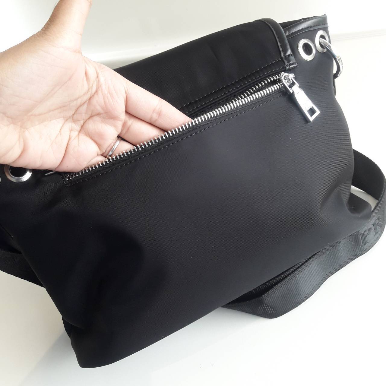 New arrival! จากงานพรีเมี่ยมกิ้ฟ เคาเตอร์ต่างประเทศ Prada nylon รุ่น Limited edition กระเป๋าอเนกประสงค์ สามารถใส่ของได้เยอะมากคะ ด้านหน้าโลโก้อะไหล่เงินทั้งใบ มีช่องซิปหลังฝาเปิด ด้านในมีช่องซิปกลางแบ่งกระเป๋า และยังมีช่องซิป สำหรับสาวๆที่ของเยอะเหมาะมากค