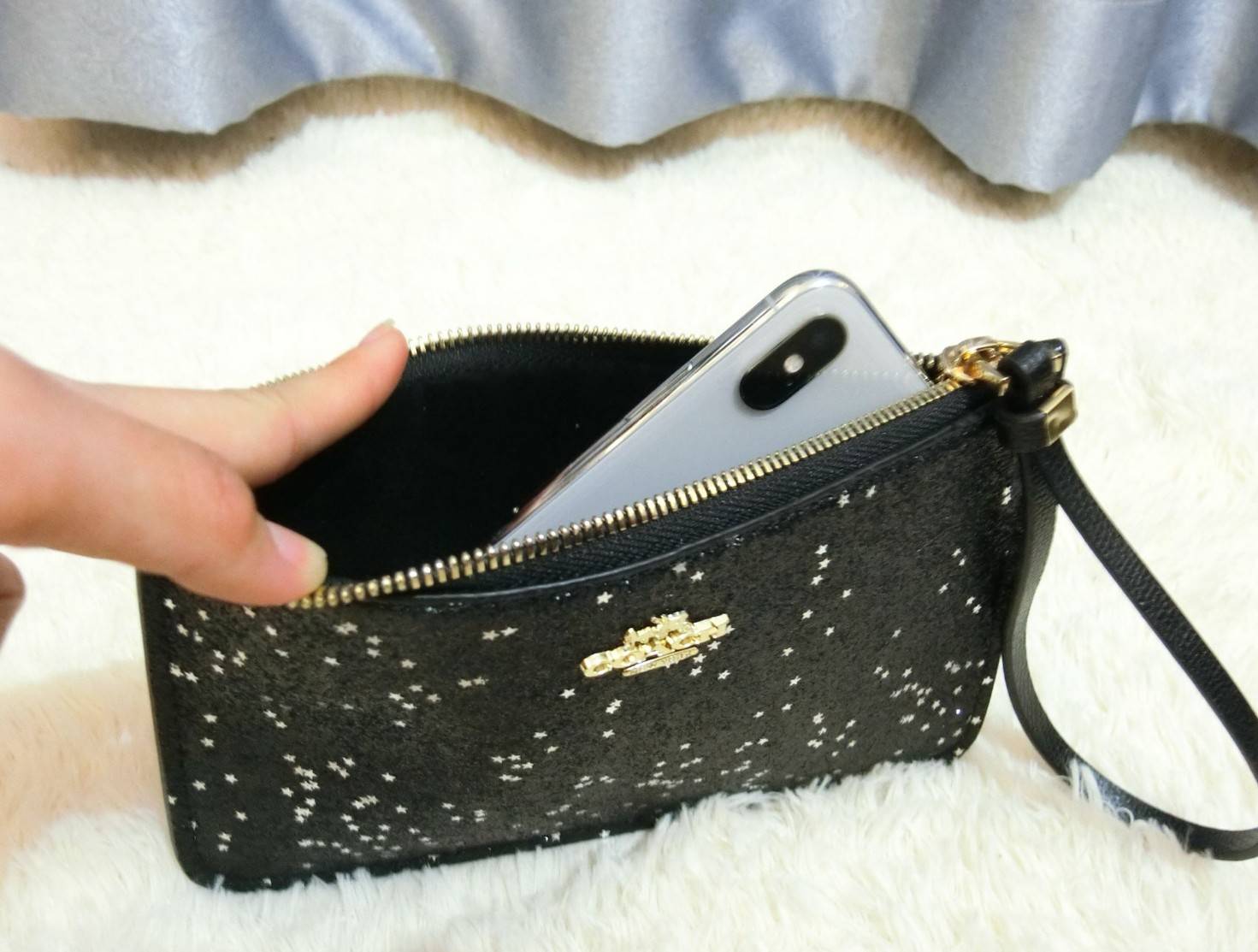 Coach Star Glitter Corner Zip Wristlet / FACTORY HK กระเป๋าคล้องมือทรงคลัช ตัวกระเป๋าตกแต่งกริ๊ตเตอร์ ด้านหน้าติดอะไหล่แบรนด์ สวยหรู เปิดปิดด้วยซิป ด้านในบุผ้ากำหยี่สามารถใส่โทรศัพท์มือถือได้ทุกรุ่น มาพร้อมสายคล้องมือ 1เส้น MUST HAVE!!