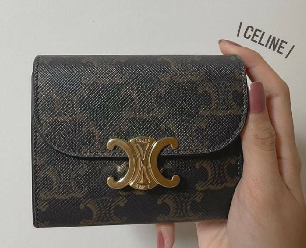 พรีเมี่ยมกิ๊ฟแท้ 100% 】CELINE SHORT WALLET VIP GIFT WITH PURCHASE (GWP) พรีเมี่ยมกิ๊ฟ Limited จาก CELINE HAUTE PARFUME DUTYFREE COUNTER วัสดุ Triomphe Canvas หนังสวยอยู่ทรงปั้มโลโก้ด้านหน้าเปิดปิดฝาพับกระดุม ภายในมีช่องแบ่งหลายช่อง มีช่องใส่บัตรหลายช่อง ช