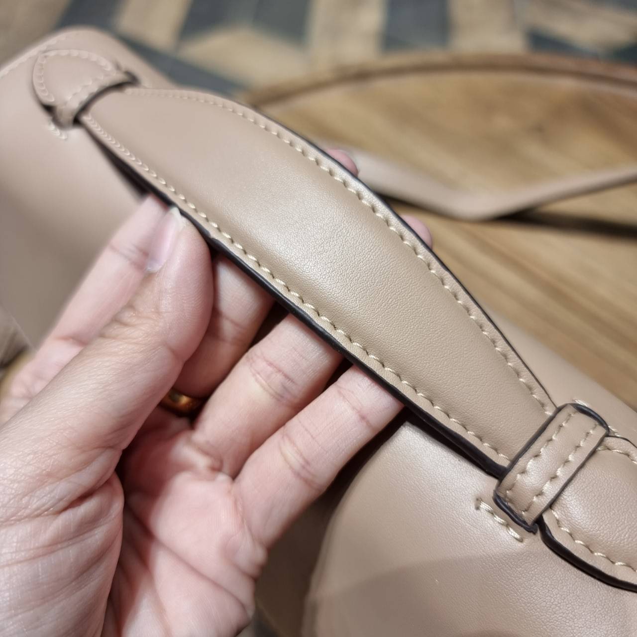 COACH 68349 CASSIE CROSSBODY IN SIGNATURE CANVAS เรียบหรู ดูดี ก็ต้องไอเท็มนี้ไม่อยากให้พลาด!! พาสเทลละมุนมากๆ สะพายแล้วดูแพงมากๆ สวยเลิศ กระเป๋าถือ/สะพายข้าง วัสดุหนังแคนวาสสลับหนังแท้ เปิด-ปิดด้วยตัวบิดล็อคแน่นหนา ภายในแบ่งสัดส่วนอย่างดี ใส่ของได้ครบสบา