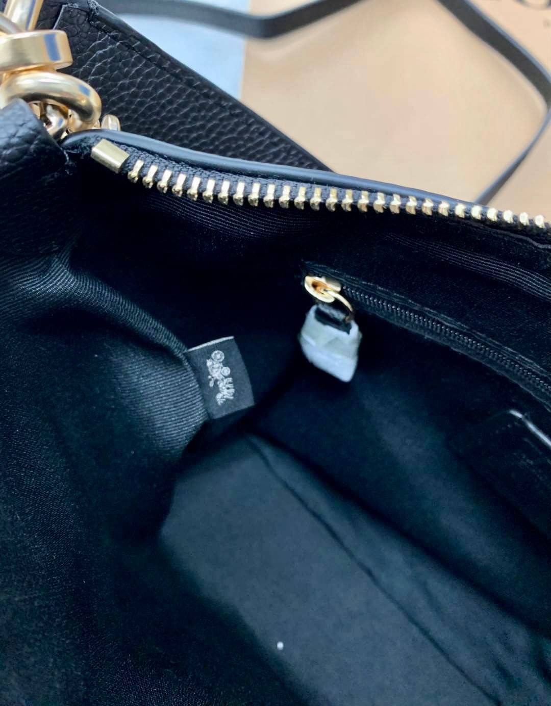 COACH SMALL MARLON SHOULDER BAG ((1600//1597)) 🌈พร้อมส่งที่ไทยอีกครั้ง ตามคำเรียกร้อง ห้ามพลาด! กระเป๋าหิ้ว//คล้องไหล่//สะพายข้างได้ หนังแท้ ทรงสวยมากค่ะ ด้านหน้ามีช่องซิปซ่อนแบบหนังห้อยให้2ช่อง ใส่ของจุกจิกค่ะ เปิดปิดกระเป๋าแบบซิป ภายในกว้างใส่ขอ