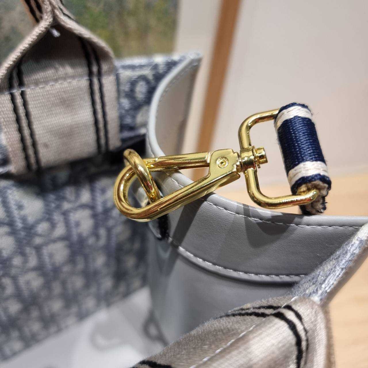 Dior small book tote bag กระเป๋าทรงโท้ทสุดฮิต ไซส์เล็ก ดีไซน์ใหม่ล่าสุด ที่มีทั้งความละมุนและหรูหรา