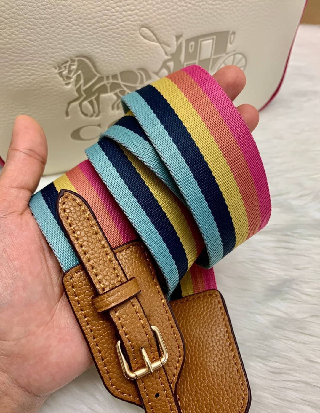 Coach Leather Jes Crossbody in Colorblock ((72704)) กระเป๋าสะพายข้าง//ครอสบอดี้ร์ วัสดุหนังแท้ หนังนิ่มสวยงาม มากๆค่ะ ด้านหน้ามีโลโก้แบรนด์เด่นชัดสะดุดตา ช่องหลักแบ่งเป็น2ซิป แต่ละช่องกว้าง ใส่กระเป๋าเงินใบยาวได้ ของอื่นๆได้จุค่ะ มีช่องเล็กให้ใส่ของจุกจิก