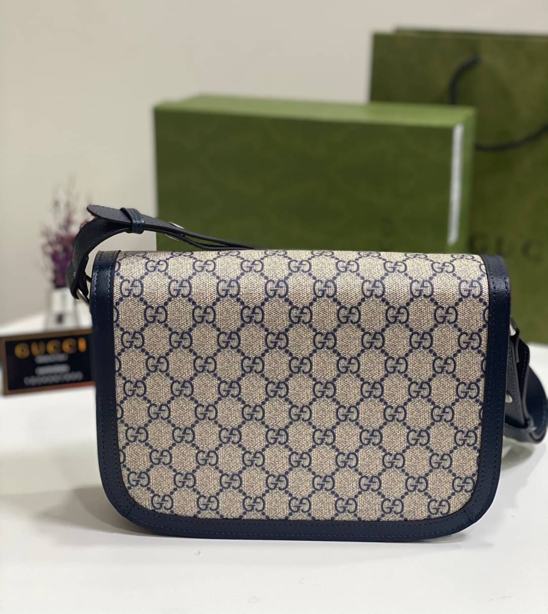 GUCCI Horsebit 1955 GG mini bag กระเป๋าสะพายสุดหรู ผ้าแคนวาส GG Supreme ดีไซน์ร่วมสมัยผ่านการออกแบบใหม่ ถ่ายทอดความรู้สึกเกี่ยวกับการละทิ้งกฎเกณฑ์เดิมๆ ของแฟชั่นผ่านการออกแบบ โดยแบรนด์ถ่ายทอดแนวคิดที่ว่าชิ้นงานควรอยู่เหนือกาลเวลา