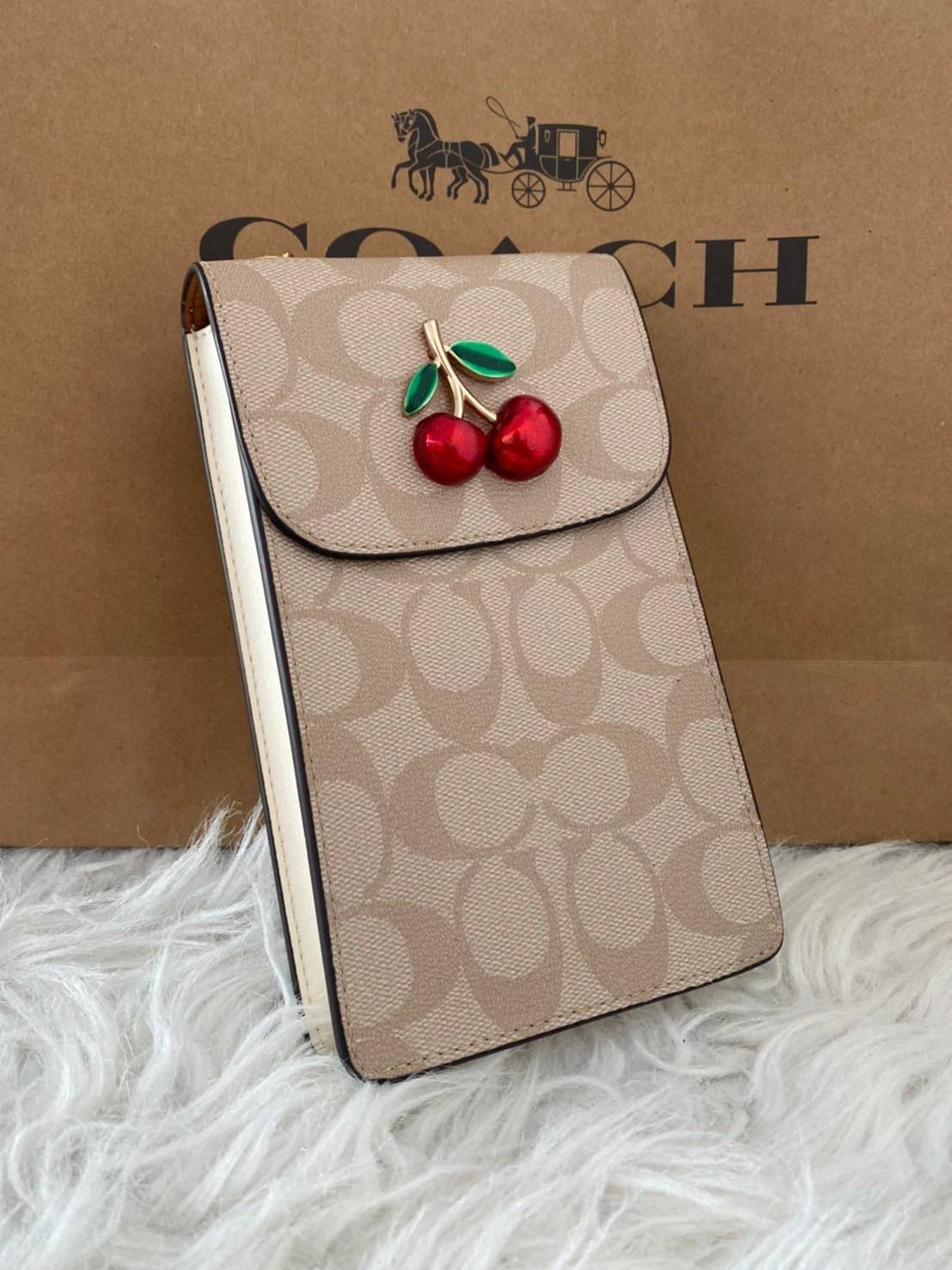 COACH NORTH/SOUTH CROSSBODY IN SIGNATURE CANVAS แจกความสดใสกันอีกครั้ง!! กับกระเป๋าสะพายเอนกประสงค์ Case phone ใส่โทรศัพท์มือถือได้ทุกรุ่น ดีไซน์ลายผลไม้ฉ่ำๆ สวยมีเสน่ห์ 💖 วัสดุหนังแคนวาสคุณภาพ ฝาและภายในเป็นหนังแท้ เปิด-ปิดด้วยกระดุม สายสะพายยาวป