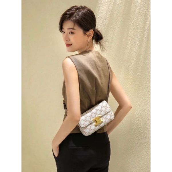 CELINE TRIOMPHE SHOULDER BAG VIP GIFT WITH PURCHASE-GWP พรีเมี่ยมกิ๊ฟ Limited Edition จาก CELINE PERFUME DUTY FREE COUNTER วัสดุหนังแกะสังเคราะห์เรียบ ดีไซน์ยอดนิยมสไตล์สาว LISA ทรงเหลี่ยมสวยหรูอยู่ทรง