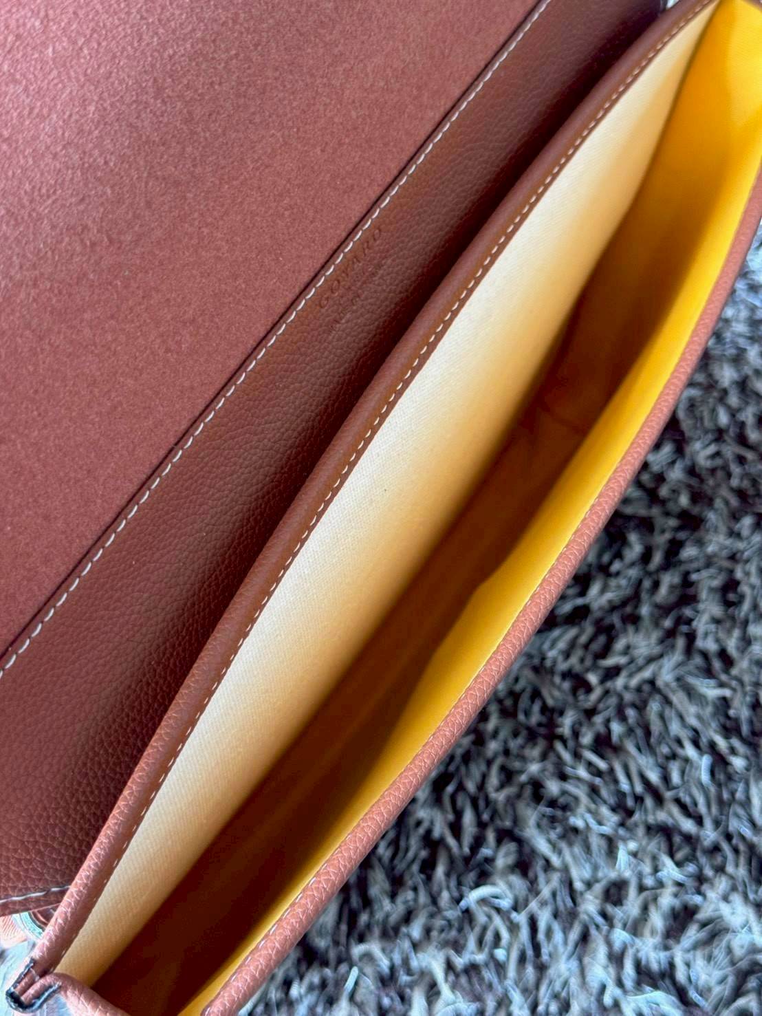 ORI หนังแท้ | Goyard Coursier Messenger bag กระเป๋าทรงแมสเซ็นเจอร์ดีไซน์ใหม่เพรียวบาง น้ําหนักเบากะทัดรัด ภายในมีช่องหลักขนาดใหญ่และกระเป๋า มีช่องด้านหลังสําหรับจัดเก็บสิ่งจําเป็นในชีวิตประจําวัน