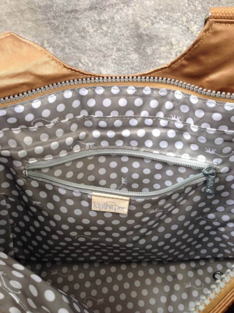 Kipling รุ่น Cicele กระเป๋าสะพายไหล่ใบใหญ่ สวยน่ารัก ตัวกระเป๋าด้านในเป็นช่องโล่งแบบปิดเปิดด้วยซิป มีช่องซิปด้านใน ด้านข้างกระเป๋า มี 2 ช่อง ปิดเปิด ด้วยเทป พร้อมที่ใส่โทรศัพท์ ปากกา และ MP 3 ในส่วนด้านใน และ ด้านข้างกระเป๋า ซ้าย-ขวา เป็นช่องขนาดเล็กสำหรั