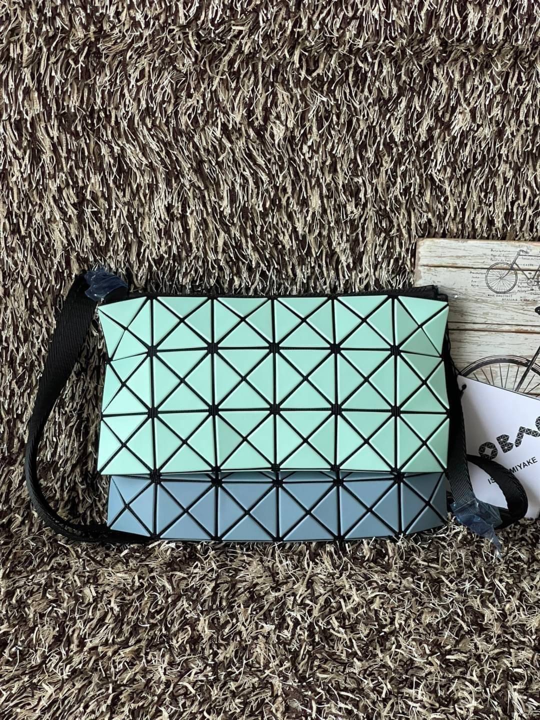 Baobao Issey Miyake Prism Kangaroo crossbody bag กระเป๋าสะพาย Crossbody รูปทรงสี่เหลี่ยมผืนผ้า ไซส์กำลังพอดี เห็นแบบนี้บอกเลยว่าใส่ของสำคัญได้แบบครบถ้วน ไม่ว่าจะเป็นโทรศัพท์ กระเป๋าตังค์ หรือพาวเวอร์แบงค์ จัดเป็นอีกหนึ่งรุ่นที่น่ารัก สายสะพายปรับได้ตามควา