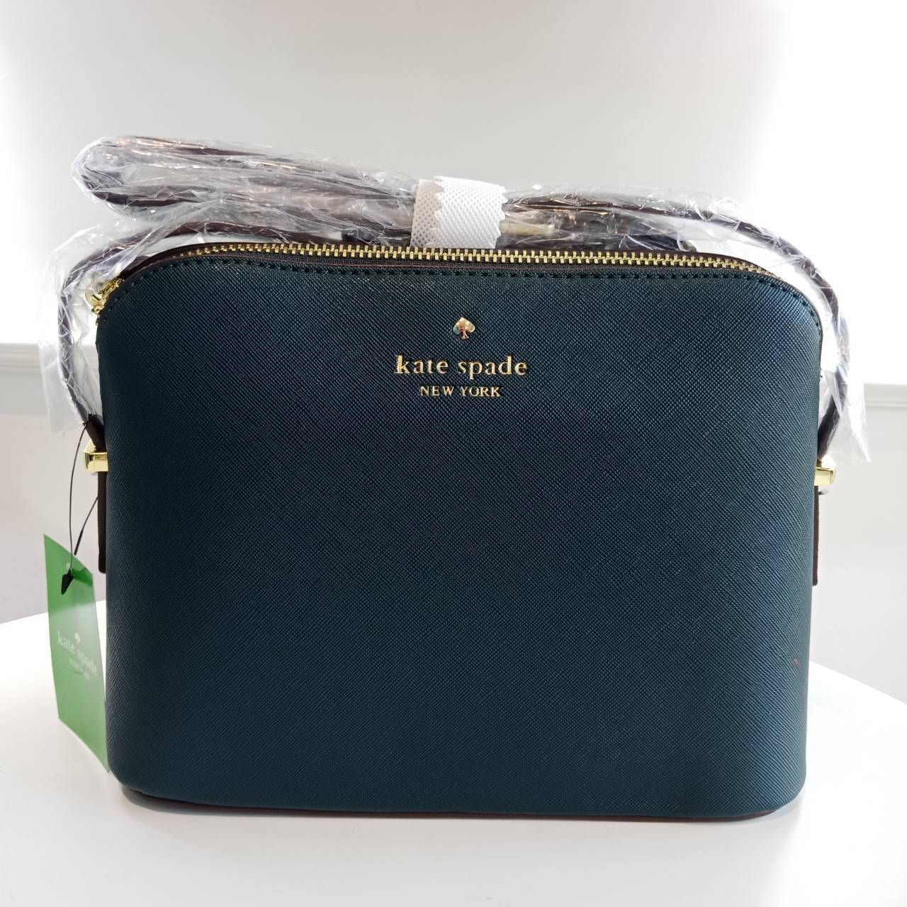Restock! KATE SPADE CEDAR STREET MANDY แบรนด์ดังจากอเมริกาสุดฮิตของวัยรุ่น กระเป๋าสะพาย หนัง saffiano ขนาดน่ารักกำลังดี เปิดปิดด้วยซิปเดียวด้านบน ภายในมีช่องเล็ก 1 ช่อง ใส่มินิไอแพคได้ ความยาวสาย 117cm ปรับได้ถึง 5 ระดับ รุ่นฮิตอีกรุ่นที่ไม่ควรพลาดเลยคร้า