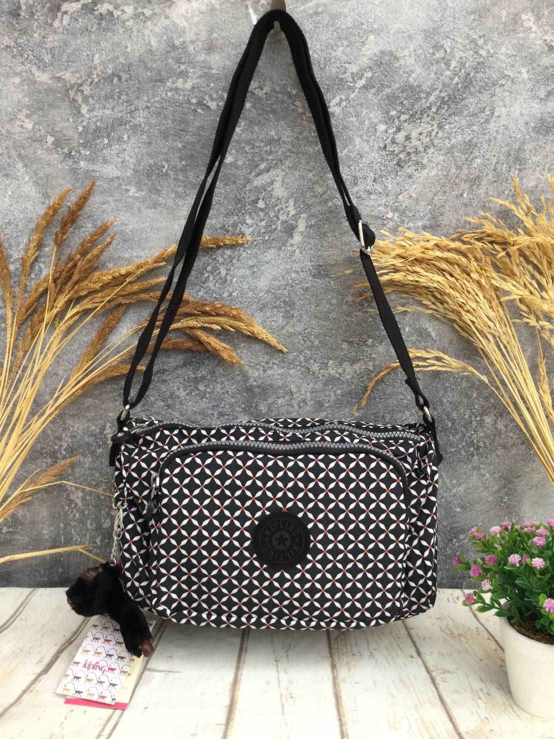 กระเป๋าสะพาย KIPLING รุ่น Reth วัสดุไนล่อนคุณภาพดี มาพร้อมดีไซน์ทันสมัย และสามารถใช้งานได้อย่างดี เข้ากับทุกการแต่งตัว โดดเด่นด้วยพื้นที่ภายในและช่องต่างๆ ที่ให้คุณจัดเก็บของสำคัญได้ครบถ้วน ไม่ว่าจะเป็นมือถือ ปากกา หรือไอเท็มจำเป็นของคุณ สายสามารถปรับและถ