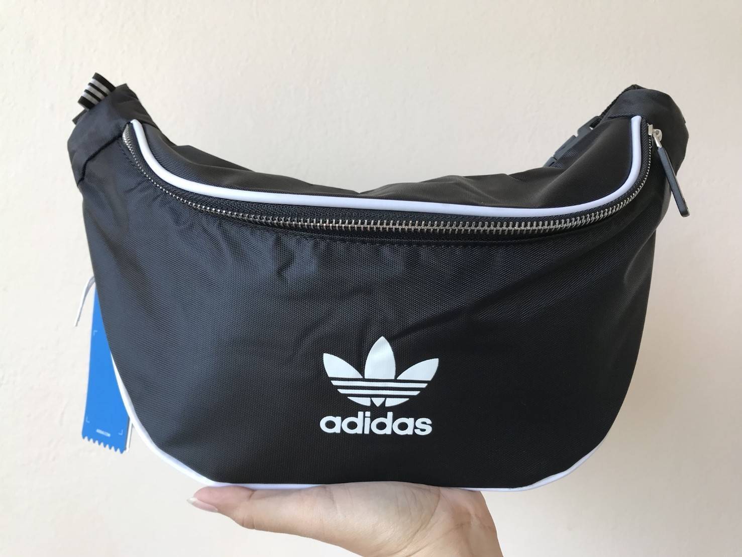 ADIDAS ORIGINALS ADICOLOR WAIST BAG ของมันต้องมี!! กระเป๋าคาดอก/คาดเอวสุดชิค ดีไซน์เรียบง่าย แต่สะพายแล้วเท่ คลาสสิคสุดๆ!! วัสดุ Nylon+Polyester กันน้ำได้ เปิด-ปิดฝากระเป๋าด้วยซิป หัวซิปปั๊มแบรนด์เป็น signature ภายในมีช่องโล่งกว้าง ใส่ของได้พอสมควร ใส่มือ