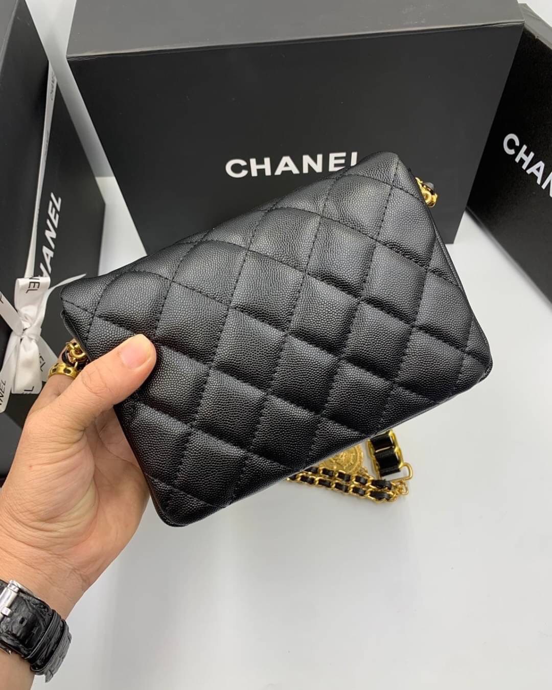 หนังแท้ VIP GIFT CHANEL Small Black Quilted Caviar Classic Flap Coin Charm Soul Chain คอลเลคชั่นใหม่ล่าสุดเลยค่ะ สายสะพายเก๋มาก ห้อย charm วงกลมสีทอง หนังคาเวียสีดำขนาด 8.5” ใส่ iPhone ได้ทุกรุ่นใส่ได้สบายๆ เลยค่ะ รุ่นใหม่เริ่ดมากจ้า
