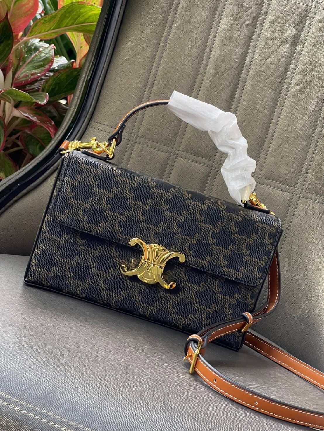 Celine Triomphe shoulder handbag Bag / Celine box triomphe in Natural Calfskin Tan กระเป๋าสะพายเรียบหรูและดูทันสมัยใบนี้ออกมา ให้คุณเลือกสะพายในชีวิตประจำวันเข้ากับการแต่งตัวสบาย ๆ หรือถอดสายถืงออกงานปาร์ตี้สังสรรค์ ก็ช่วยให้คุณดูโดดเด่นได้เช่นกัน นอกจากน