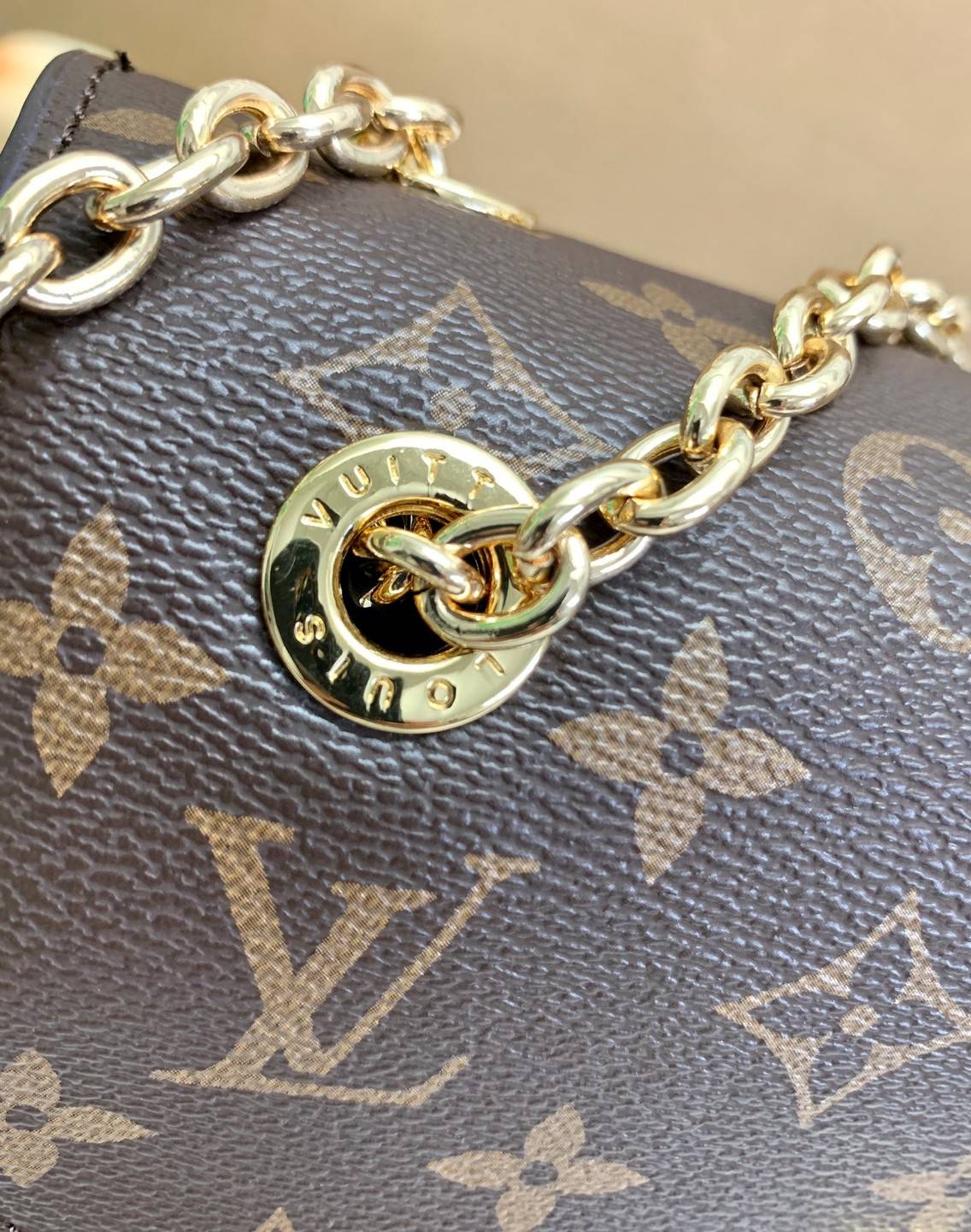 LOUIS VUITTON PASSY MONOGRAM 2 WAYS HANDBAG พร้อมส่งความสวย! กระเป๋า LV จาก Premium gift ต่างประเทศ ✔️รุ่นนี้เป็นหนังแท้ลาย monogram ทรงกระเป๋าคือสวยหรู ดูดีมากๆค่ะ