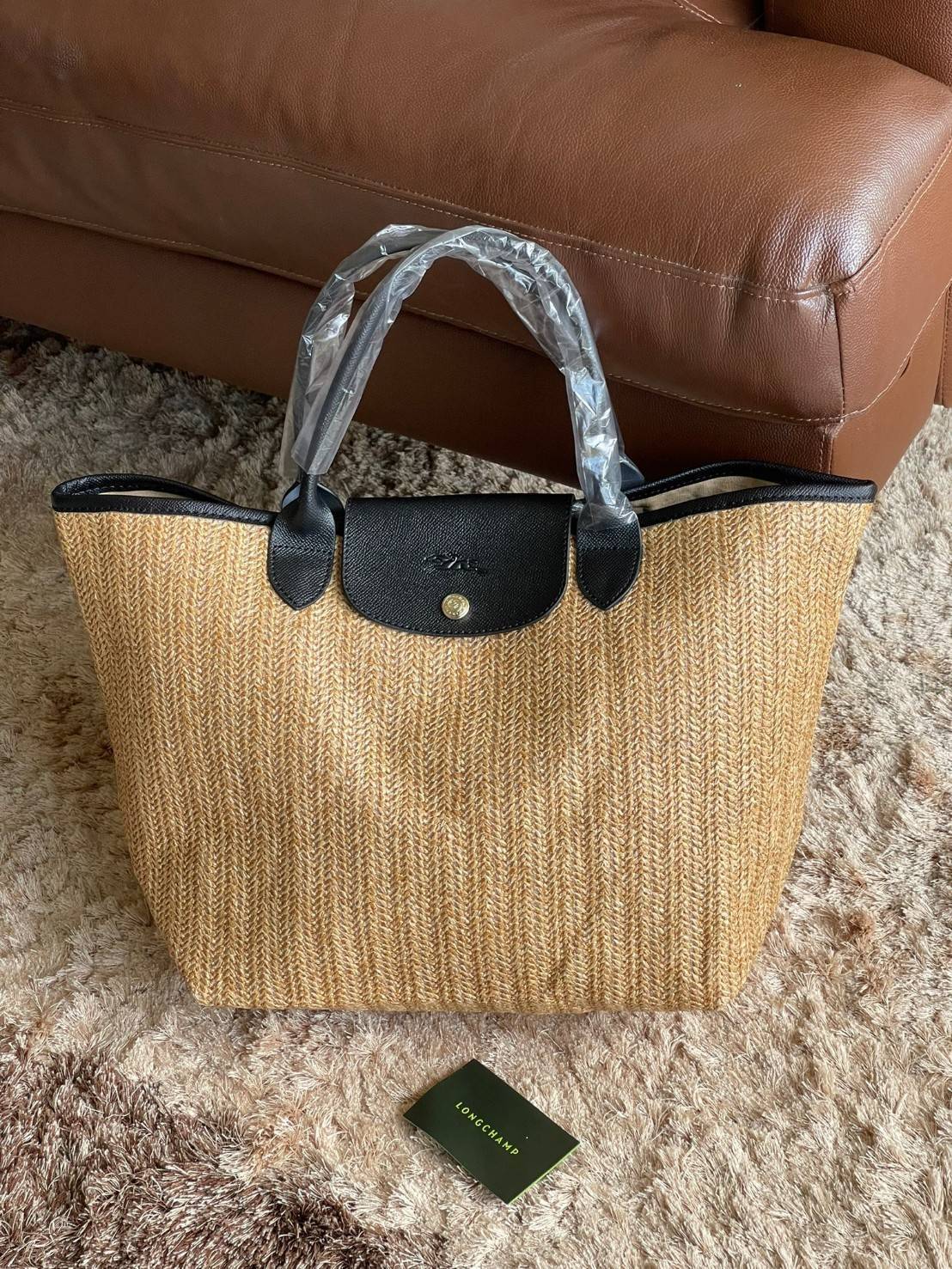 LONGCHAMP LE PLIAGE COLLECTION PAILLE TOP HANDLE BAG มี 3 ขนาด XS/S/M กระเป๋าถือหรือสะพาย งานสาน raffia ปากกระเป๋าตัดด้วยหนังสีดำ ลุคช์สุดเท่ของเหล่า Celebrities กับกระเป๋าปิคนิกสุดฮิตจาก Longchamp อย่าง Le Pliage Paille (เลอ ปลิยาจ ไพล์) ถือเป็นกระเป๋าที