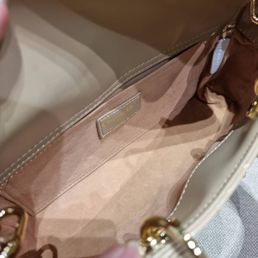 Medium Lady D-Joy Bag Cannage Lambskin / CD LADY D-JOY BAG ดีไซน์ใหม่ อัพเลเวลความหรู กับกระเป๋าสะพายข้างที่รอบนี้ดีไซน์รูปทรงโฉมใหม่ ใช้งานง่ายขึ้น