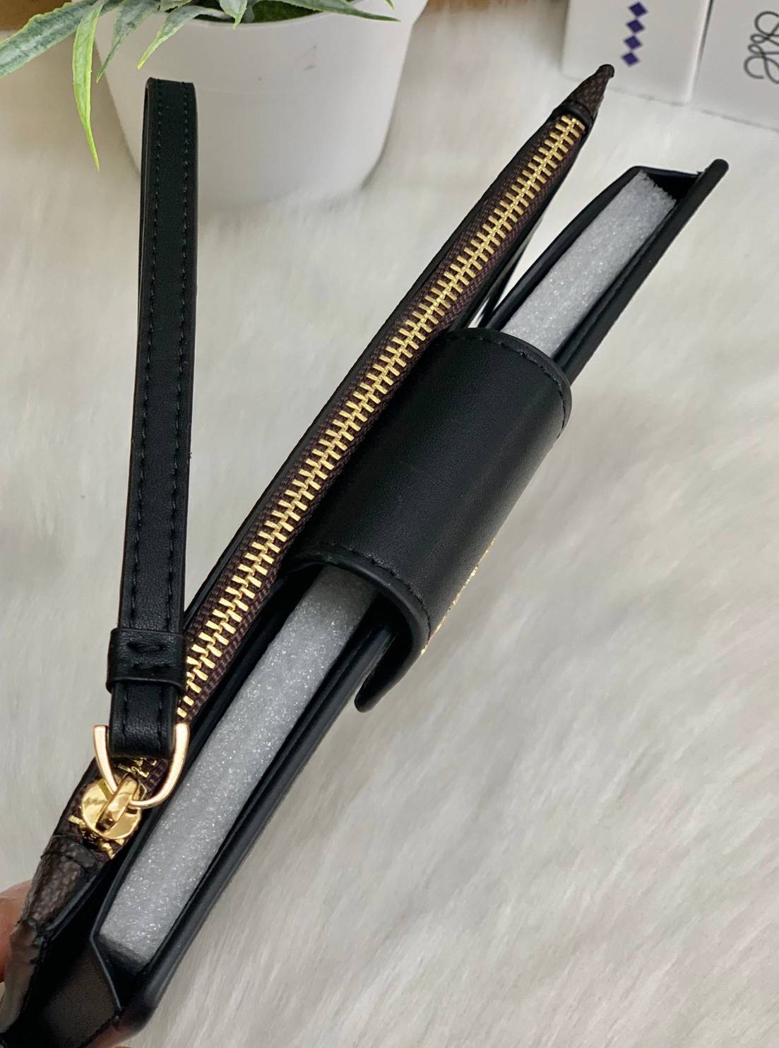 พร้อมส่งครบ 5 สี กระเป๋าสตางค์ที่สาวๆต้องมีติดตัวค่าา😘 COACH TECH WALLET IN COLORBLOCK SIGNATURE ((C2874)) ✔️กระเป๋าเงินใบยาว หนังแท้ พร้อมสายคล้องมือในตัวค่ะ ✔️เปิดปิดด้านหน้าแบบฝากระดุม ภายในมีช่องใส่ธนบัตร2ช่อง ;สามารถใส่มือถือ ip