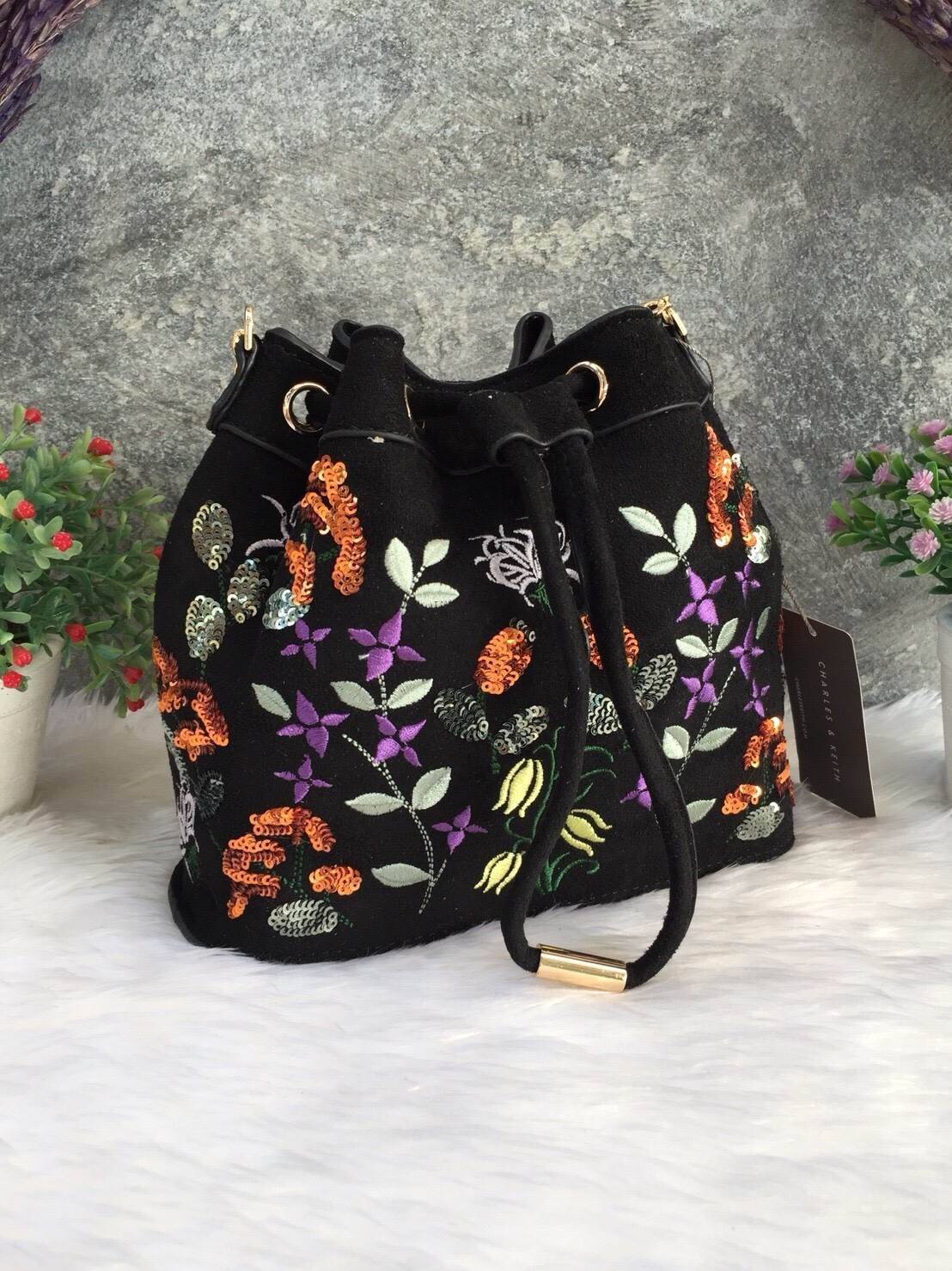 New! 2018 CHARLES & KEITH EMBELLISHED DRAWSTRING BAG กระเป๋าหนังสักลาด ทรงหูรูด ปักลายดอกไม้ ลายกริตเตอร์ สีสันน่ารัก อยู่ทรงแข็ง สะพายด้วยสายโซ่สีทอง ขนาดกำลังดี สะพายไปเที่ยวดูสดใส น่ารักแนะนำเลยค่ะ