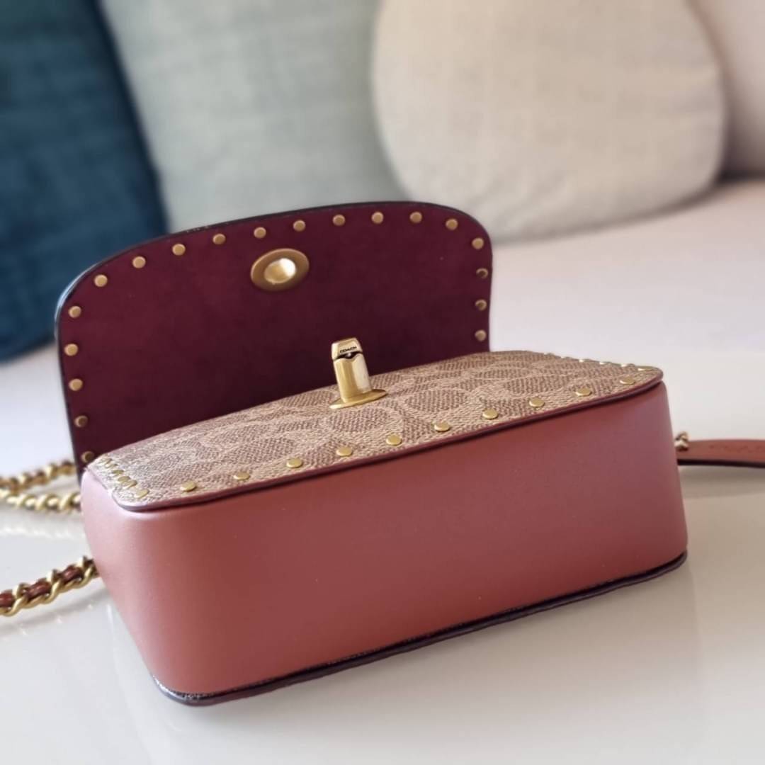 COACH C2462 MADISON SHOULDER BAG 16 IN SIGNATURE CANVAS WITH RIVETS (B4NQ4) กระเป๋าสะพายข้าง ไซส์กะทัดรัด พกพาง่าย น้ำหนักเบา ดีไซน์สวย โดดเด่นด้วยตัวล็อครูปดอกไม้ สีสันตกแต่งตัดกันกับลายซีอย่างลงตัว วัสดุหนังแคนวาสเคลือบลาย ภายในแบ่งสัดส่วนให้อย่างดี มาพ