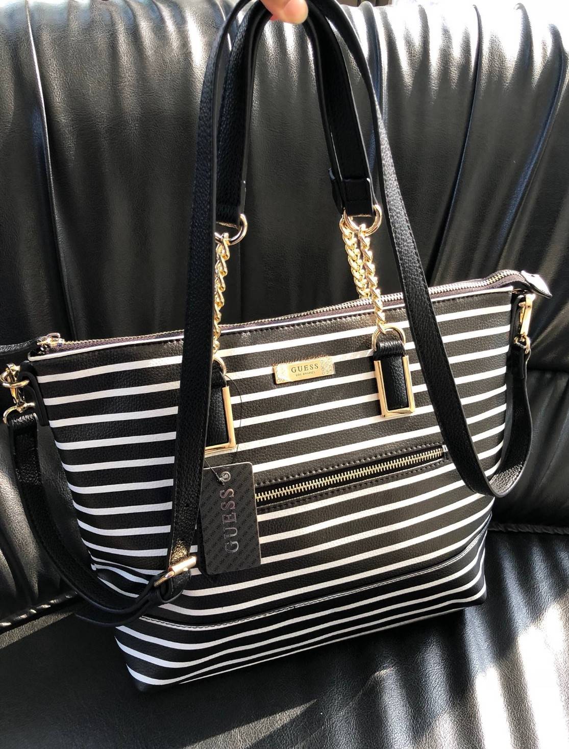 GUESS PU HANDBAG//SHOULDERBAG สินค้าเข้าใหม่!! กระเป๋าถือ/คล้องแขนหรือสะพายข้าง วัสดุหนังนิ่ม น้ำหนักเบา น่าใช้ ด้านหน้าติดอะไหล่โลโก้แบรนด์ประดับเม็ดคริสตัลหรู เปิดปิดกระเป๋าแบบซิป ภายในโล่ง ใส่ของจุ มีช่องซิปและช่องเล็กใส่ของจุกจิก หูหิ้วแบบโซ่ต่อหนังสว