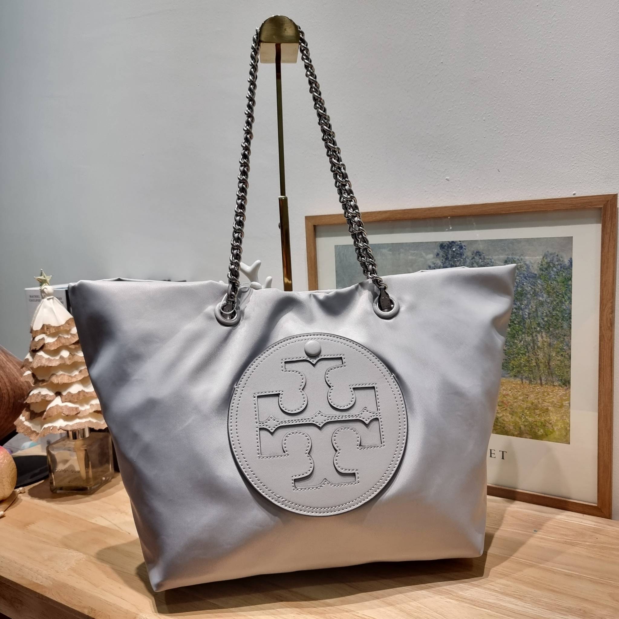 TORY BURCH Ella Chain Tote Bag / TORY TOTE NYLON BAG พร้อมส่ง 4 สี กระเป๋าสะพายทรงโท้ทใบใหญ่ จุของไปเลยแน่นๆ รูปทรงคลาสสิคชวนใช้ โดดเด่นด้วย patch โลโก้ แนะนำรีบสั่งใช้ไปสวยก่อนใครได้เลยน้า