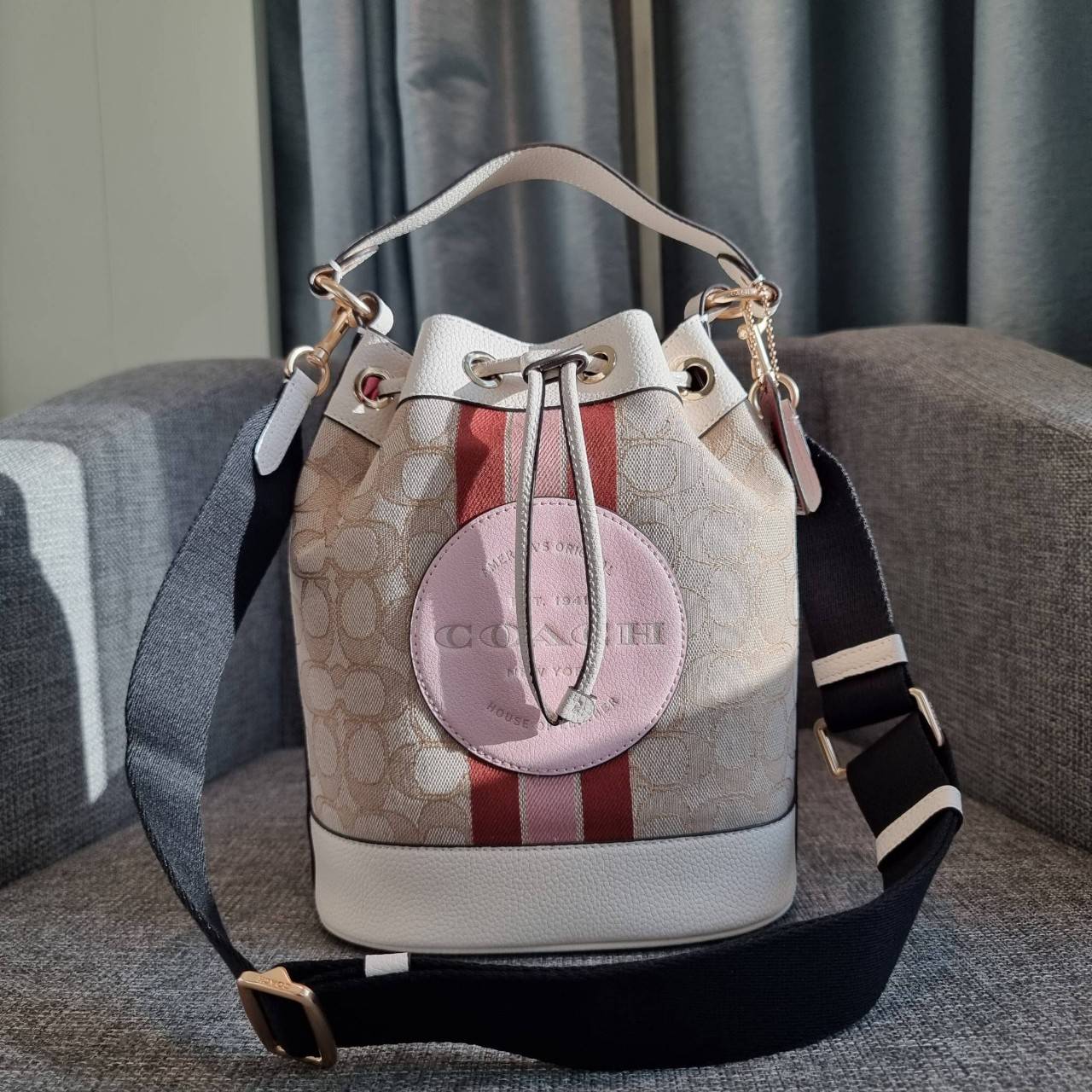 OUTLET 】COACH DEMPSEY DRAWSTRING BUCKET BAG IN SIGNATURE JACQUARD WITH STRIPE AND COACH PATCH C4101 C4102 พี่สาวใบใหญ่สุดสวยมาแล้วจ้า!! กระเป๋าทรงถังไซส์ใหญ่ ที่สาวๆรอคอย ใช้งานง่ายด้วยการรูดหนังปิดรอบปากกระเป๋า ทุกอย่างลงตัวที่สุด!! โดดเด่นด้วยลวดลายสีสั