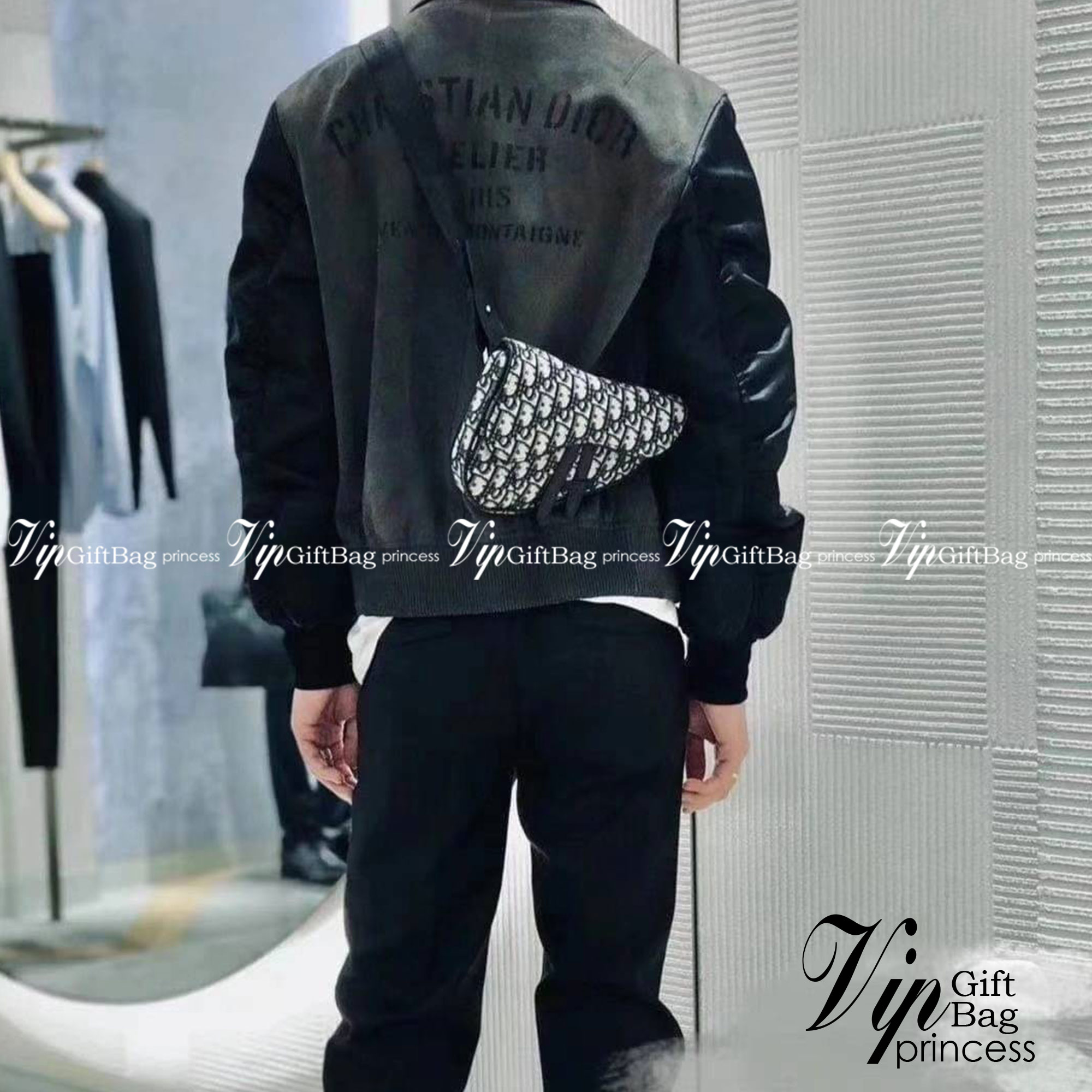 CHRISTIAN DIOR BEIGE AND OBLIQUE MINI SADDLE BAG / Dior Men Bag เกรดใช้งานสลับของแท้ เกรดออริจินอล ภาพสินค้าถ่ายจากงานขายจริง ใช้งานต่างประเทศได้