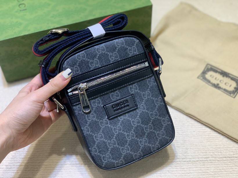 VIP GIFT 】หนังแท้ GUCCI GG Black messenger Crossbody ขนาดเล็ก ทรงแนวตั้ง มีช่องให้ใส่ของได้อยู่ 2 ช่อง เป็นซิบรูดเปิดปิดด้านบน และด้านหน้า โดดเด่นด้วยลวดลายกระเป๋าที่ ใช้ตัวโลโก้ของ GUCCI มาทำเป็นแพทเทิร์น ซึ่งกระเป๋าแต่ละใบอาจมีตำแหน่งที่แตกต่างกัน แปะตั