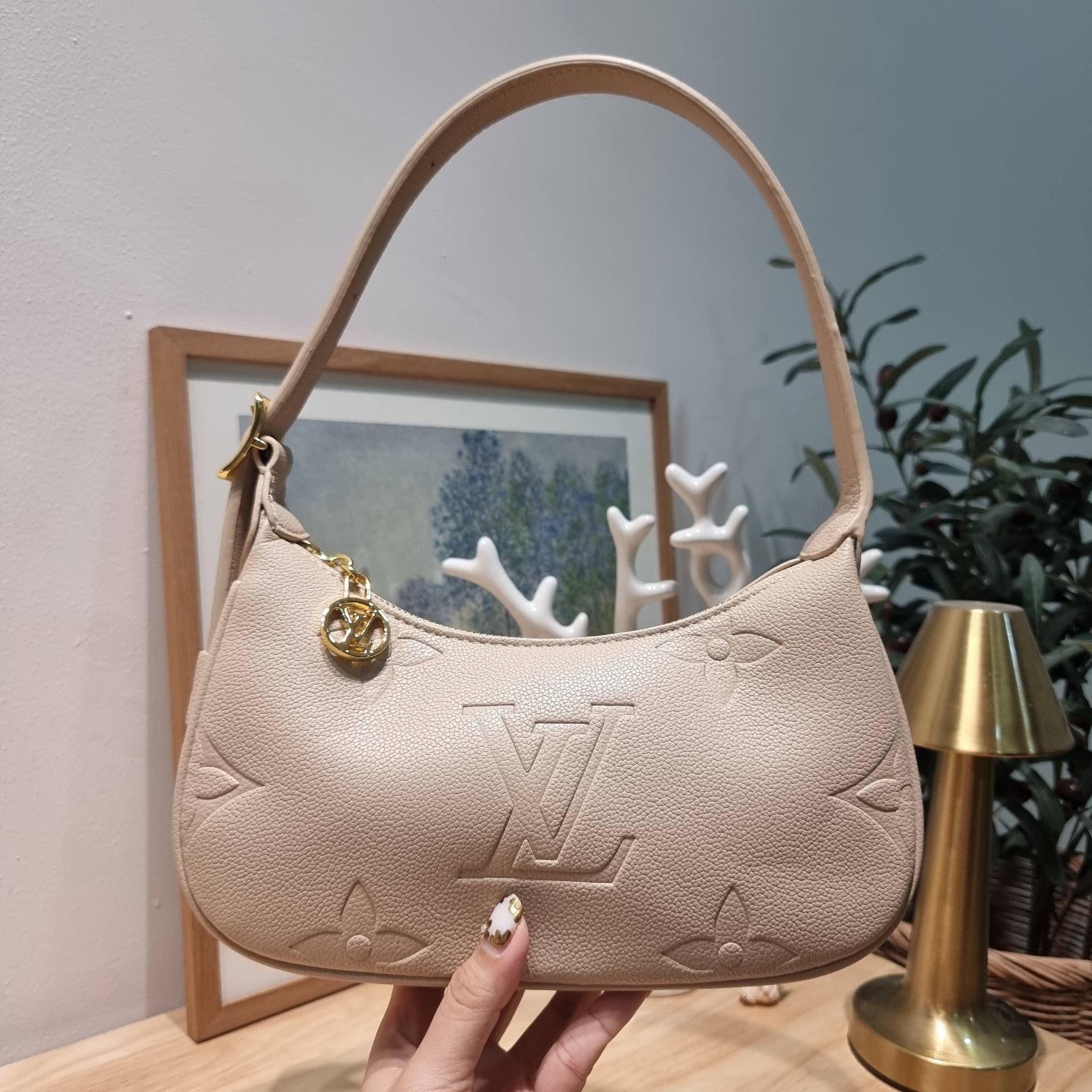 LV Mini Moon Monogram Empreinte Leather ใหม่ล่าสุด สวยสับ สวยตัวแม่ ไอเท็มเก๋ๆ ใบเดียวก็เลิศ กับกระเป๋าสะพายทรงพอช ขนาดกำลังน่ารัก พกพาง่าย รูดใช้งานสะดวกด้วยซิป ภายในเป็นช่องโล่ง มีช่องซิป ส่วนสายสะพายปรับสั้นยาวได้ตามเหมาะสม ดูดี ดูแพงทุกสี