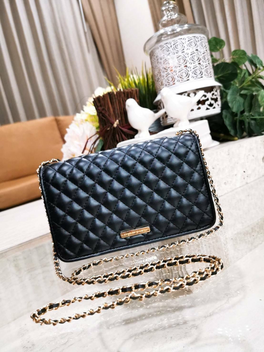 CHARLES & KIETH MINI CLUTCH BAG กระเป๋าสะพายทรงคลัชรุ่นยอดนิยมดีไซน์คลาสสิควัสดุหนังนิ่มลายตารางสวยอยู่ทรงขนาดมินิสไตล์ Chanel เปิดปิดด้วยตัวล๊อคแบบบิดอะไหล่ทอง ด้านหลังประดับโลโก้แบรนด์สวยดูดี มาพร้อมสายสะพายโซ่ร้อยหนัง Crossbody ได้สามารถซ้อนสายสะพายไหล