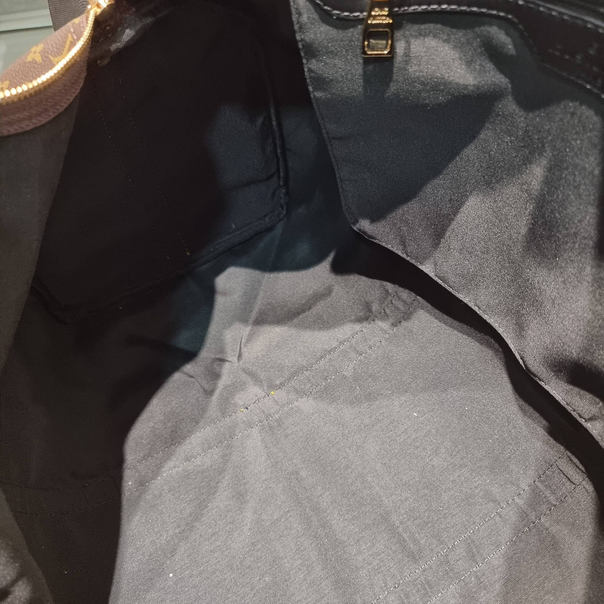 LV KEEPALL BANDOULIERE กระเป๋าเดินทางสุดคลาสสิค ทึ่ใครๆก็เฝ้ารอ ไอเท็มที่จะทำให้การเดินทางไม่ธรรมดาอีกต่อไป ด้วยดีเทลความเป็นเอกลักษณ์ เรียบแต่หรู วัสดุหนังแคนวาสคุณภาพดี ลวดลายโมโนแกรม เปิด-ปิดด้วยซิปแน่นหนา มีกุญแจล็อคได้ มีสายสะพายครอสให้ ภายในโล่งกว้า