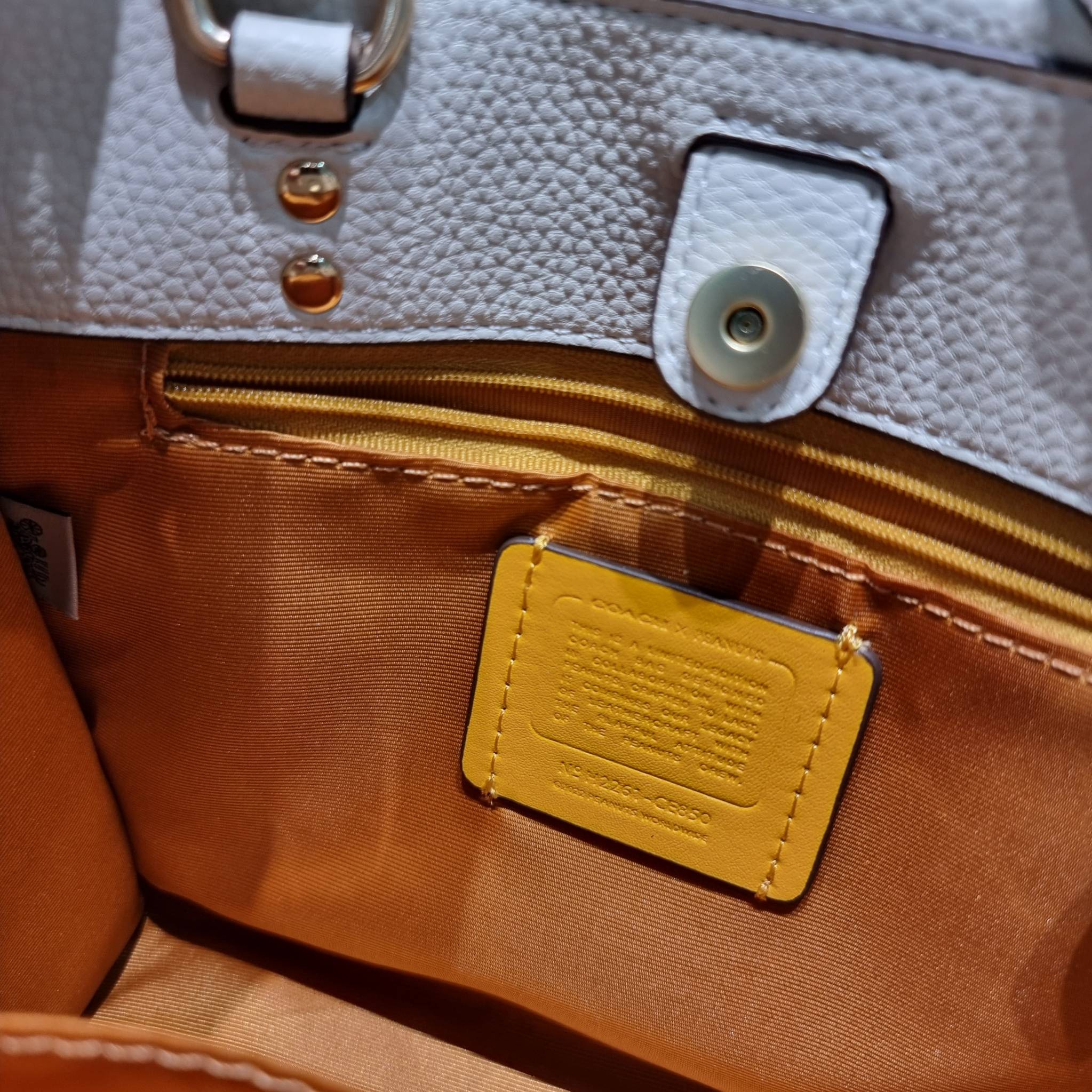 Coach X Peanuts Dempsey Tote 22 With Snoopy And Friends Motif CE850 คอลเลคชั่นใหม่ น้องน่ารักเกินต้านไปมาก!! กับกระเป๋าทรงโท้ท ไซส์กำลังสวย ดีไซน์ ลายการ์ตูนยอดฮิต ที่ใครๆก็ต้องรู้จัก พิมพ์คมชัดลงบนหนัง pepble ผิวสัมน่าใช้ ปากกระเป๋ามีกระดุมแม่เหล็กปิดกัน