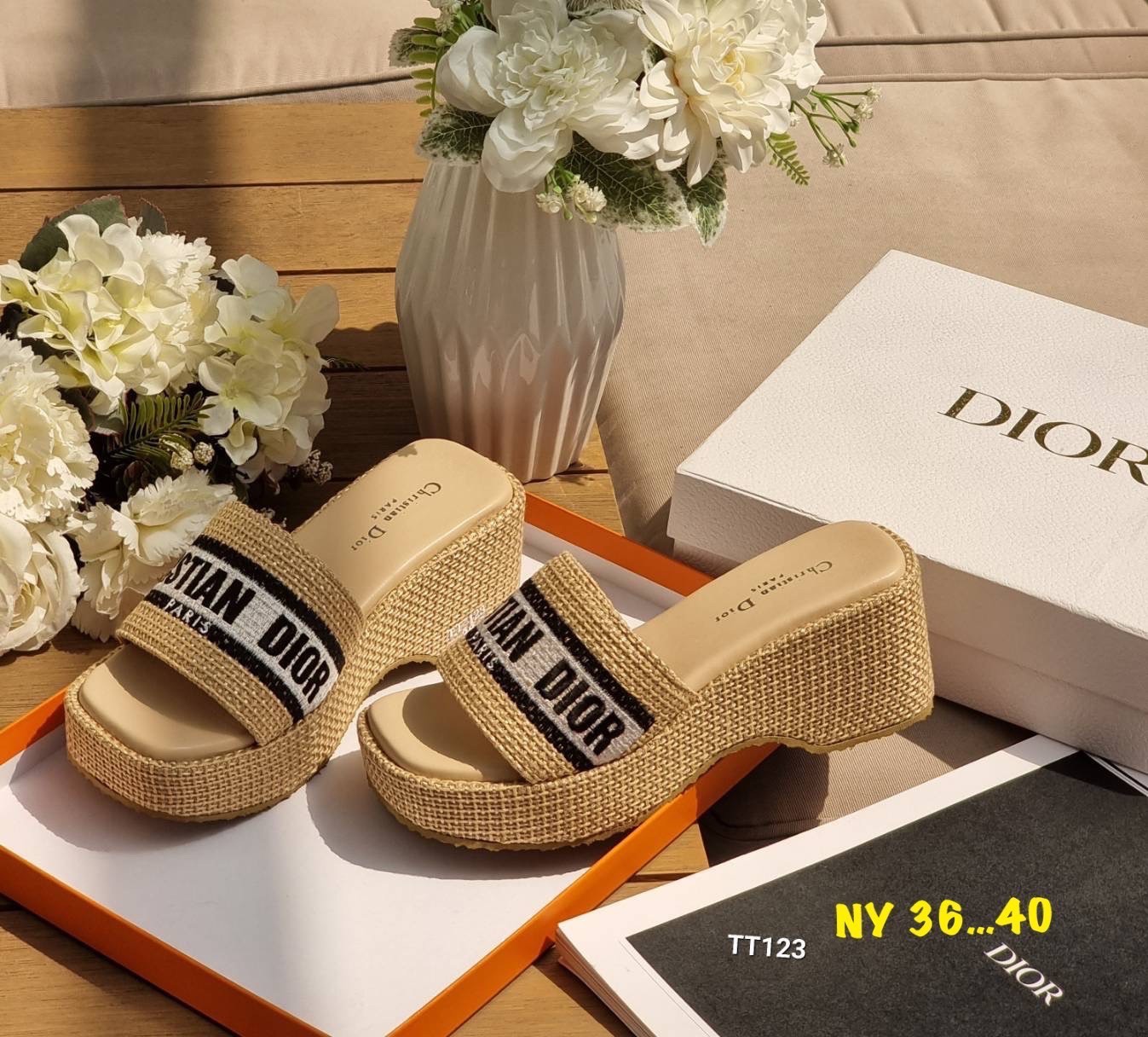 พร้อมส่ง Dior Sandals รองเท้าแตะดิออ รองเท้าทรงเตารีดดิออ งานคัดเกรดคุณภาพทอละเอียด ปั้มแบรนด์ พื้นยางกันลื่นอย่างดี กระชับเท้า ใส่สบายเดินได้นาน ไม่เจ็บไม่บีบเท้า สวยเกินราคา ภาพถ่ายจากงานจริง สวยตรงปกค่ะ