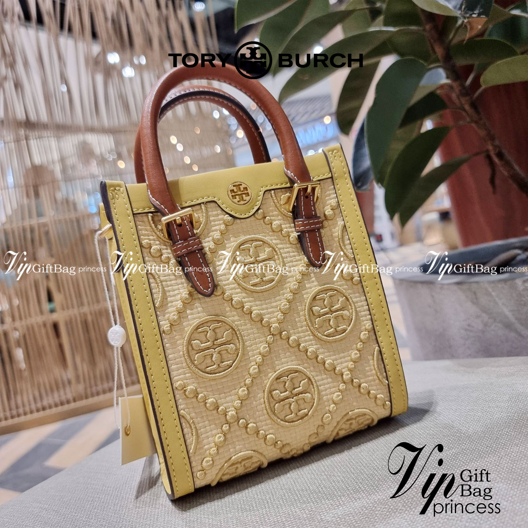 TORY BURCH T MONOGRAM STRAW MINI TOTE สวยสุด ดูแพงสุด!! ต้องยกให้เลย กับไอเท็มนี้ กระเป๋าสะพายทรงโท้ท ไซส์มินิ มีลูกเล่นที่ดีเทลเยอะมาก ด้วยงานฝีมือปักสานด้วยวัสดุจากกธรรมชาติ ถักทอเป็นลายเส้นขึ้นลายนูน ตัดขอบด้วยหนังแท้ และยังโดดเด่นด้วยหูจับในตัวโทนสีอุ