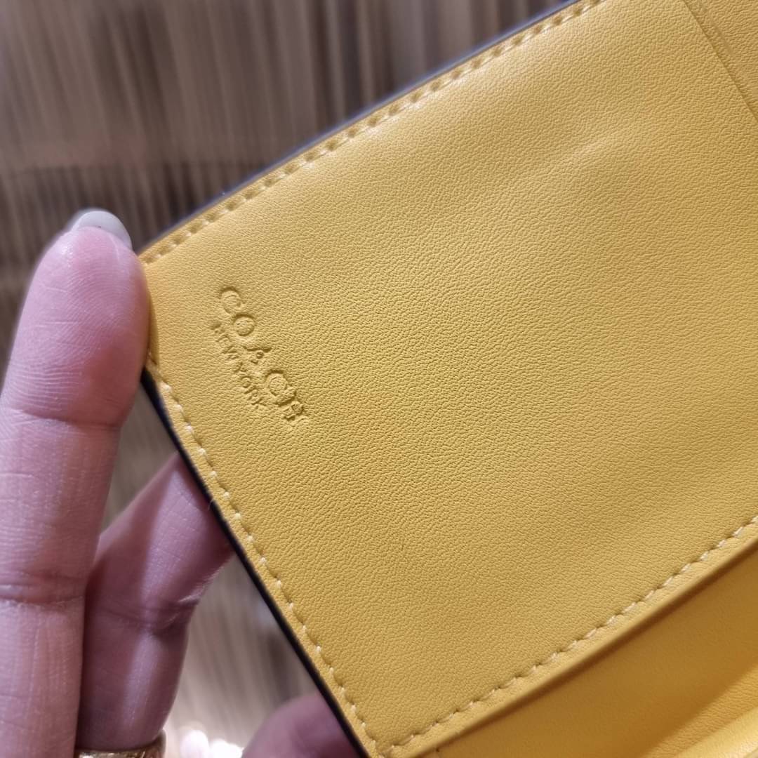 COACH C0082 MEDIUM CORNER ZIP WALLET IN SIGNATURE CANVAS ฉุดยังไงก็ไม่อยู่กับความปังของรุ่นนี้ ดีไซน์ใหม่สวยซ่อนหรู กระเป๋าสตางค์ใบกลาง 👛 เป็นไอเท็มสุดฮิต ที่ไม่ควรพลาด พกพาสะดวก ขนาดกำลังเหมาะมือ วัสดุหนังแคนวาสเคลือบลาย ภายในมีช่องใส่บัตร ใส่ธนบ