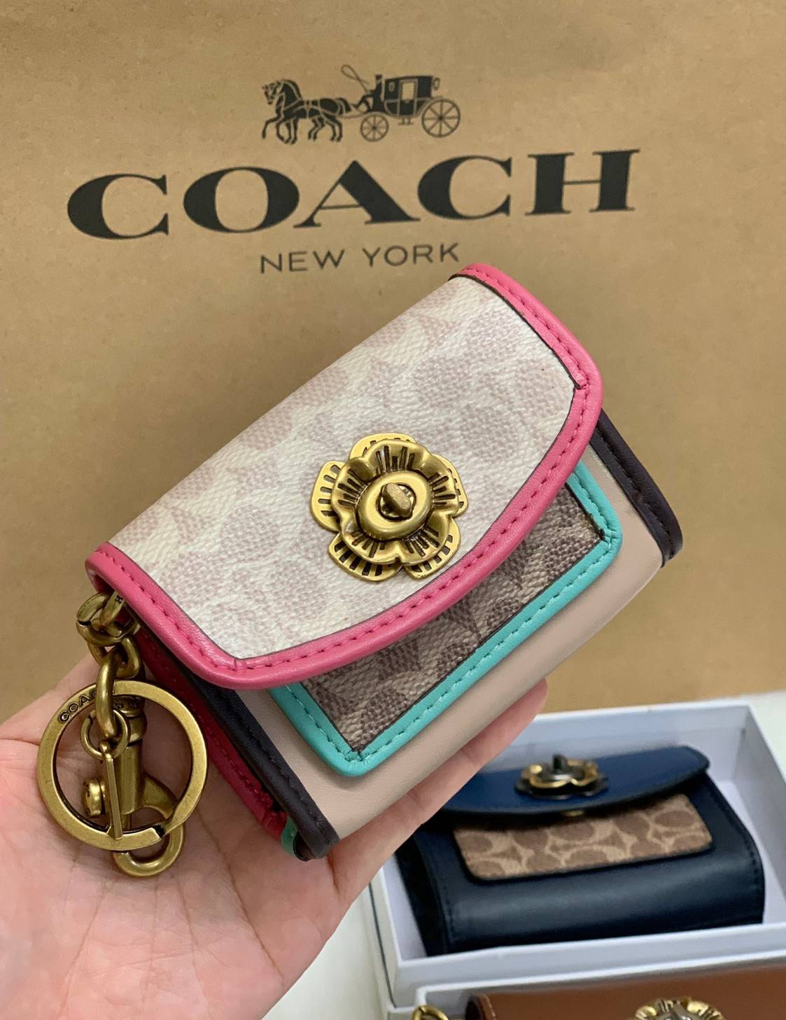 พวงกุญแจสวยๆ ไว้คล้องกระเป๋าใบสวยยกันค๊าา😘 COACH PARKER CHARM COLORBLOCK SIGNATURE ✔️พวงกุญแจจากแบรนด์ Coach สินค้าจำนวนจำกัดนะคะ❗️ ✔️สามารถใช้เป็นพวงกุญแจ//หรือใส่เหรียญด้านในกระเป๋าได้ค่ะ//เปิดปิดแบบกระดุมนะคะ