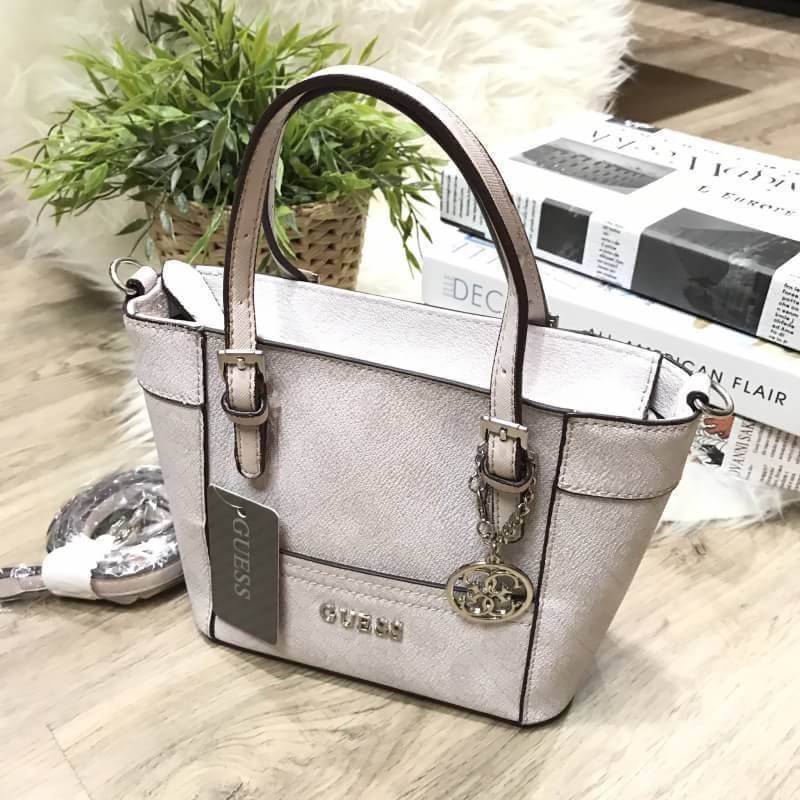 GUESS SAFFIANO MINI CROSS BODY BAG กระเป๋าถือหรือสะพายรุ่นใหม่ล่าสุดจาก GUESS หนัง Saffiano ลาย GUESS สวยหรูอยู่ทรงสไตล์ PRADA ขนาดกำลังดี น้ำหนักเบา ด้านหน้าประดับโลโก้แบร์น พร้อมพวงกุญแจโลโก้แบรนด์ห้อยที่หูกระเป๋าสามารถถอดเเยกใช้ได้ เปิดปิดด้วยซิปสะดวกใ