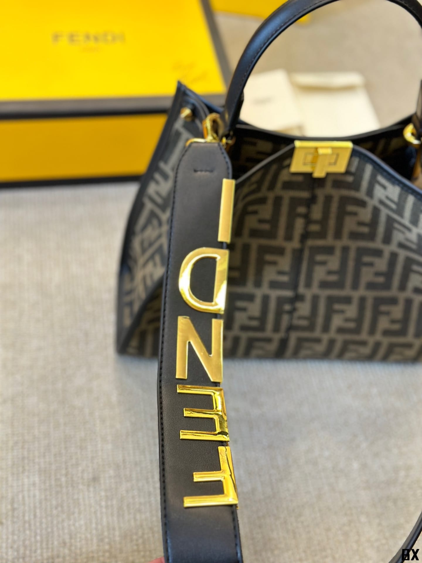 FENDI PEEKABOO XLITE TOTE Canvas Monogram Bag กระเป๋าทรงโท้ท ดีไซส์เป็นเอกลักษณ์ รุ่นหายาก ทรงสวยหรู ดูแพงเกินเบอร์!!