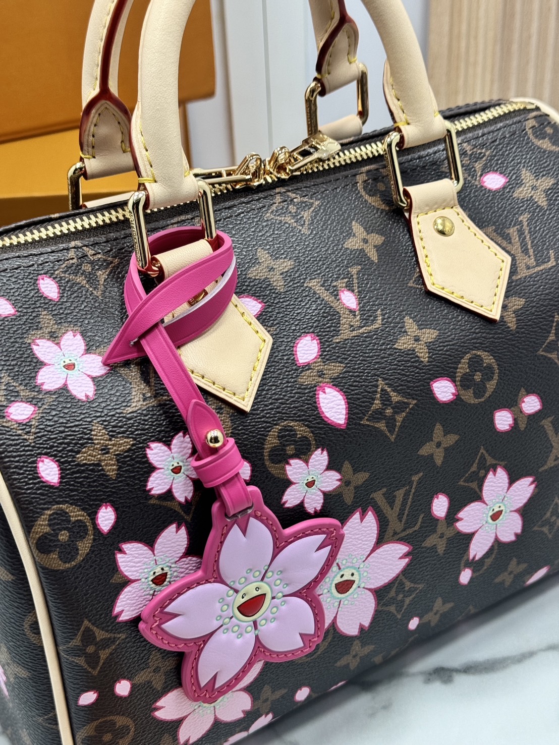 TOP ORI หนังแท้ | เกรดดีสุด LV x TM Speedy Bandoulière 25 Cherry Blossom bag กระเป๋าทรงหมอนที่ใครเห็นต้องเป็นคลั่งรัก ปรับลุคให้มีชีวิตชีวาด้วยลายดอกไม้เชอรี่บลอสซั่ม คอลใหม่สุดเอ็กซ์คลูซีฟ